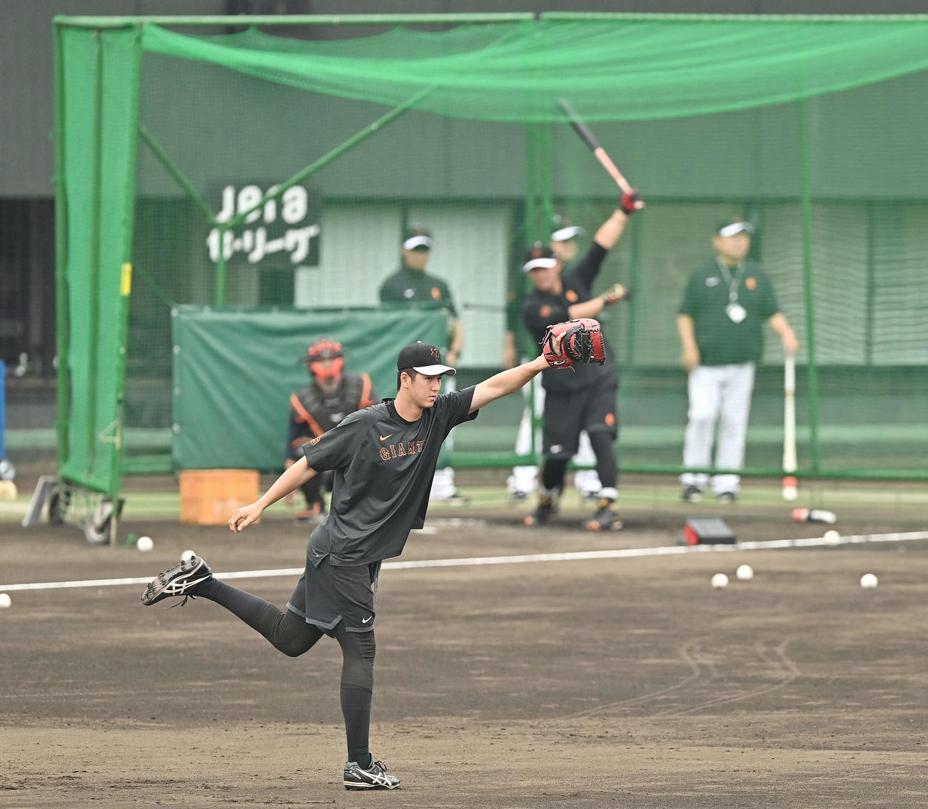 23年4月19日　巨人対DeNA　試合前練習で打撃練習する巨人中田翔（後方）の打球に反応する秋広