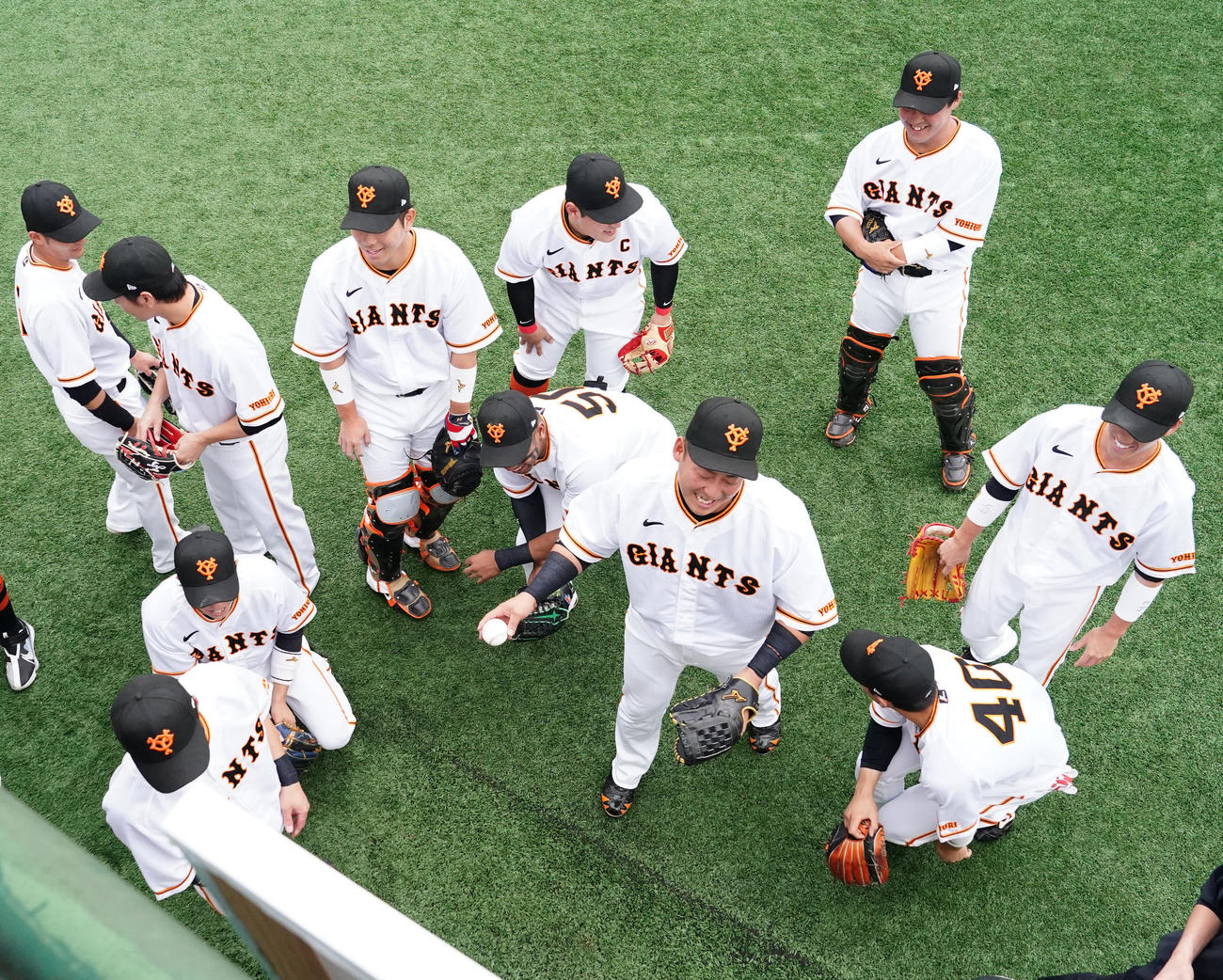 23年4月18日　巨人対DeNA　試合前の円陣で巨人秋広が声出しを行い、苦笑いを浮かべる中田翔（中央）