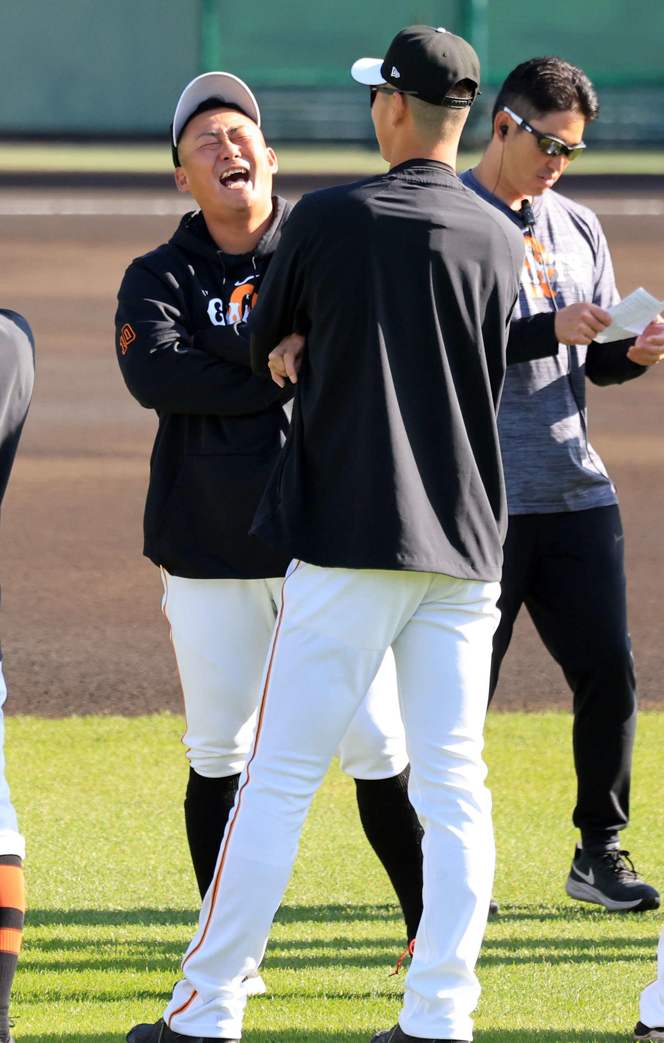 23年2月28日　巨人秋広（手前）と談笑する中田翔