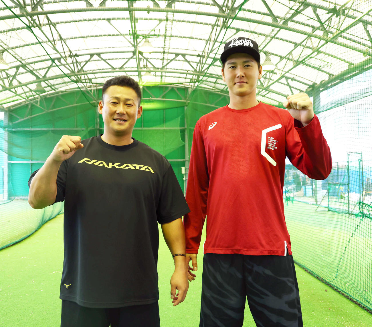 23年1月15日　沖縄・石垣島での自主トレを公開した巨人中田（左）と秋広（球団提供）