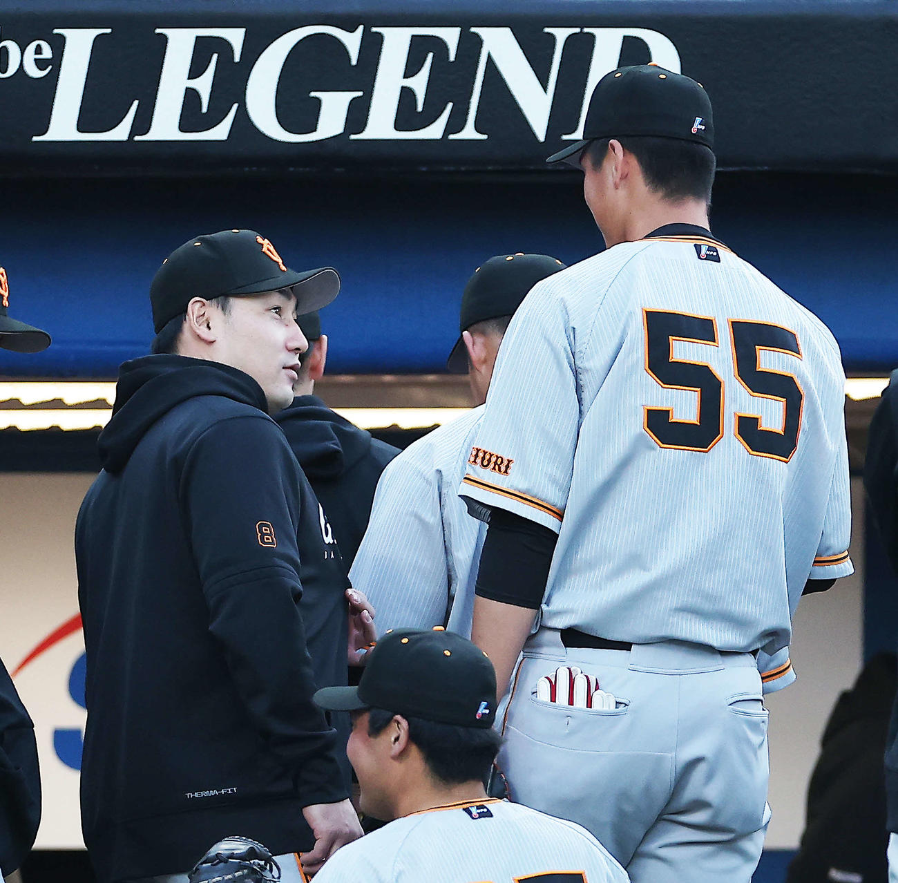 ヤクルト対巨人　試合前、言葉を交わす巨人丸（左）と秋広（撮影・河田真司）