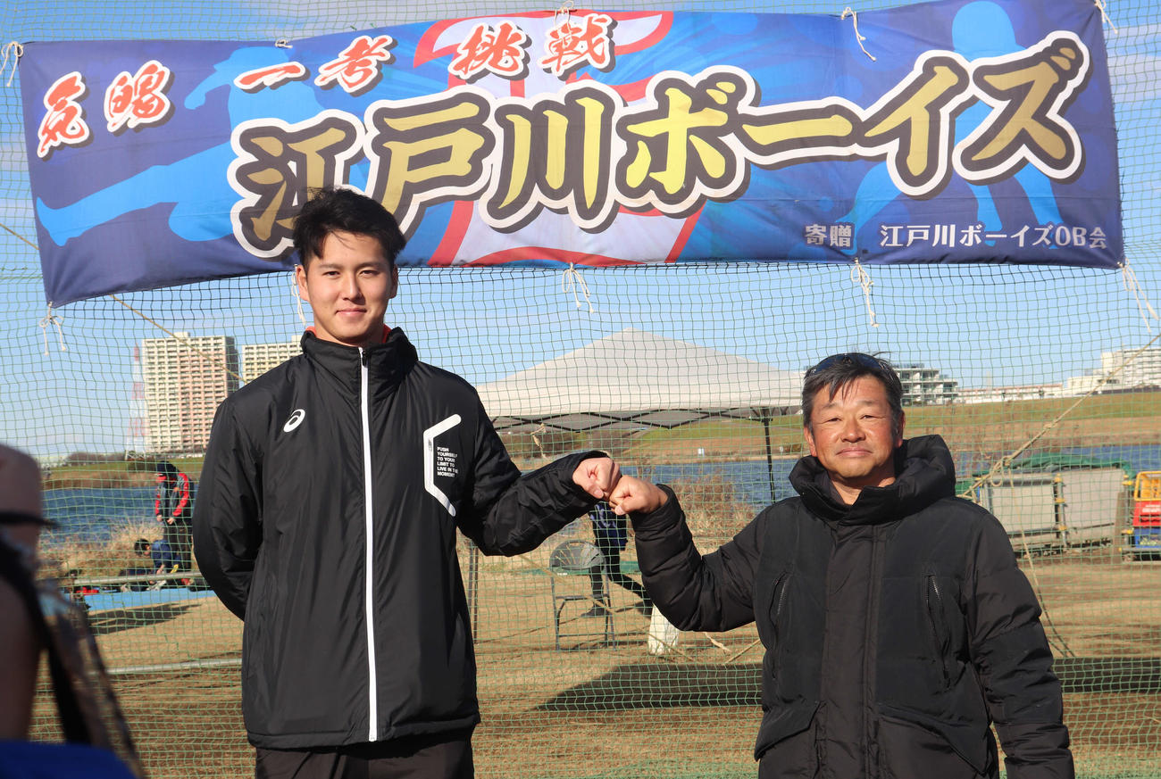 中学時代に所属した江戸川ボーイズの恩師・北口監督（右）と記念撮影する巨人秋広（左）（2023年1月2日撮影）