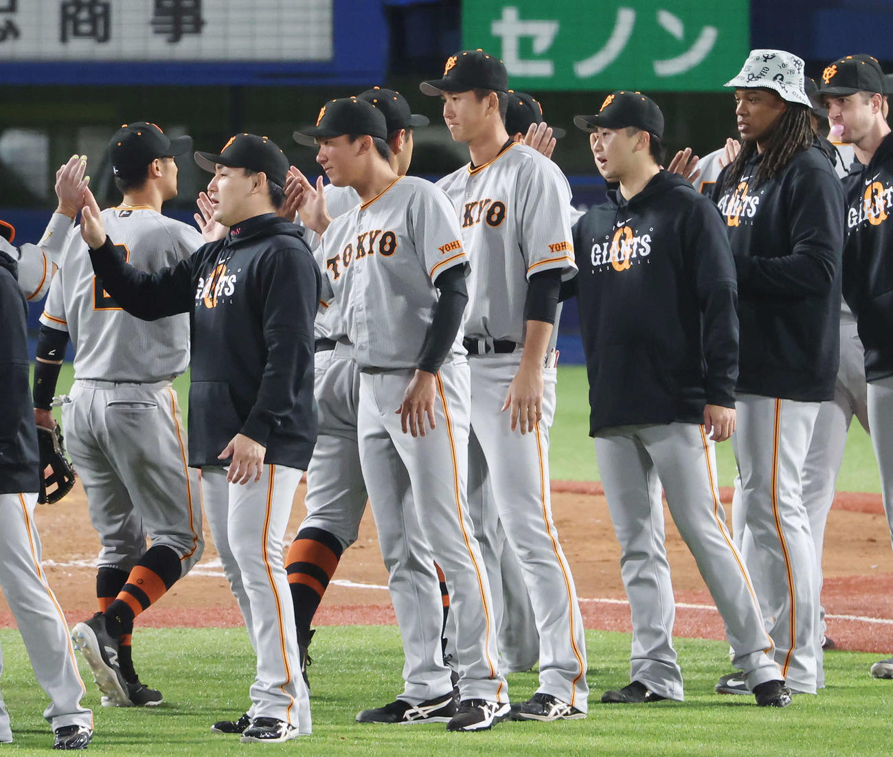 ヤクルト対巨人　ヤクルトに勝利し、チームメートとタッチを交わす巨人秋広（左から3人目）（撮影・宮地輝）