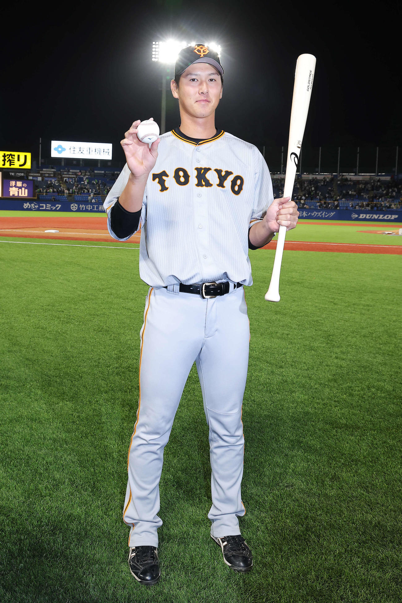 ヤクルト対巨人　ヤクルトに勝利し、プロ初安打、初打点の巨人秋広は記念球とバットを手に写真に納まる（撮影・河田真司）