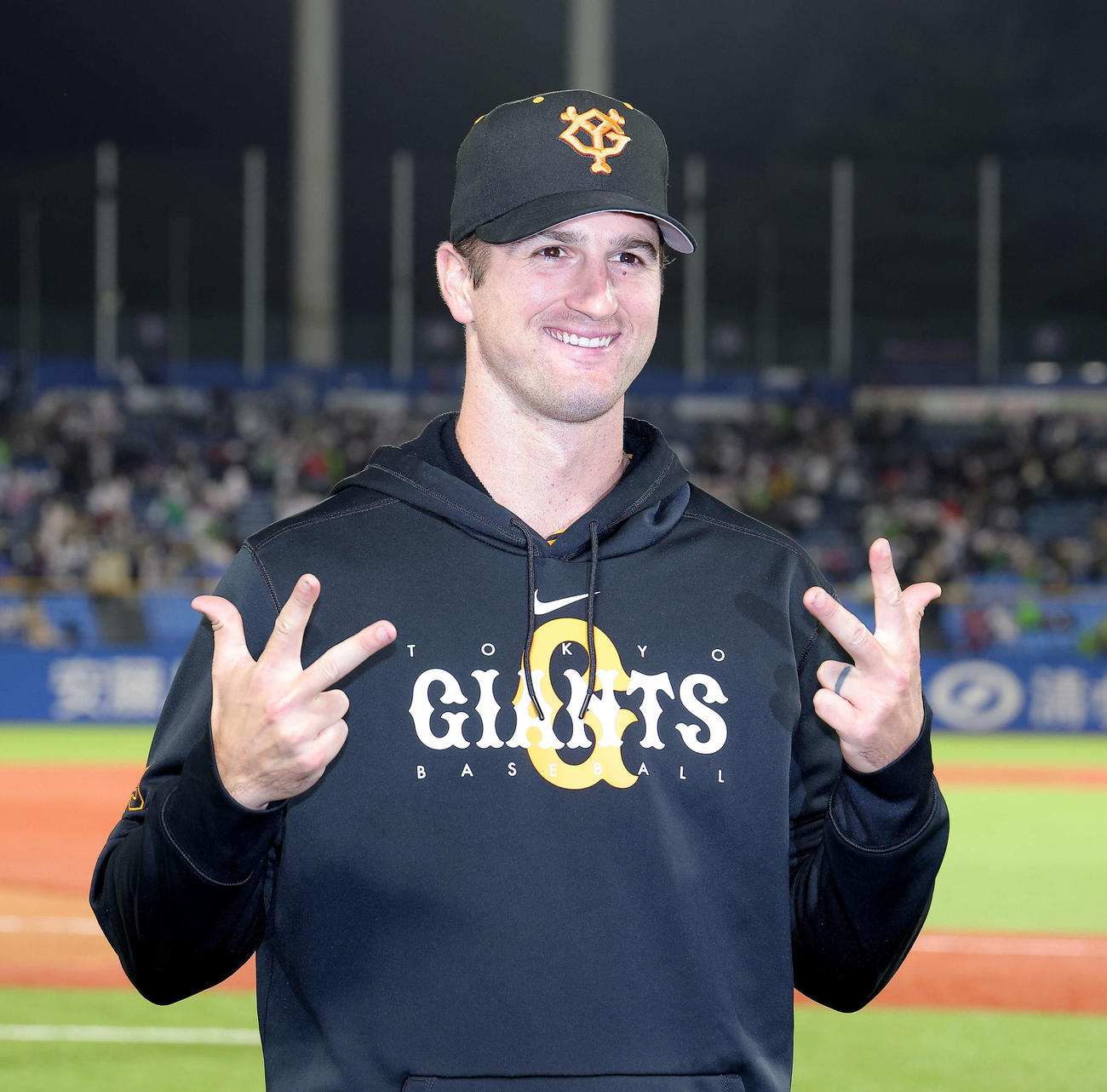 ヤクルト対巨人　ヤクルトに勝利し、自身3勝目のポーズで写真に納まる巨人グリフィン（撮影・河田真司）