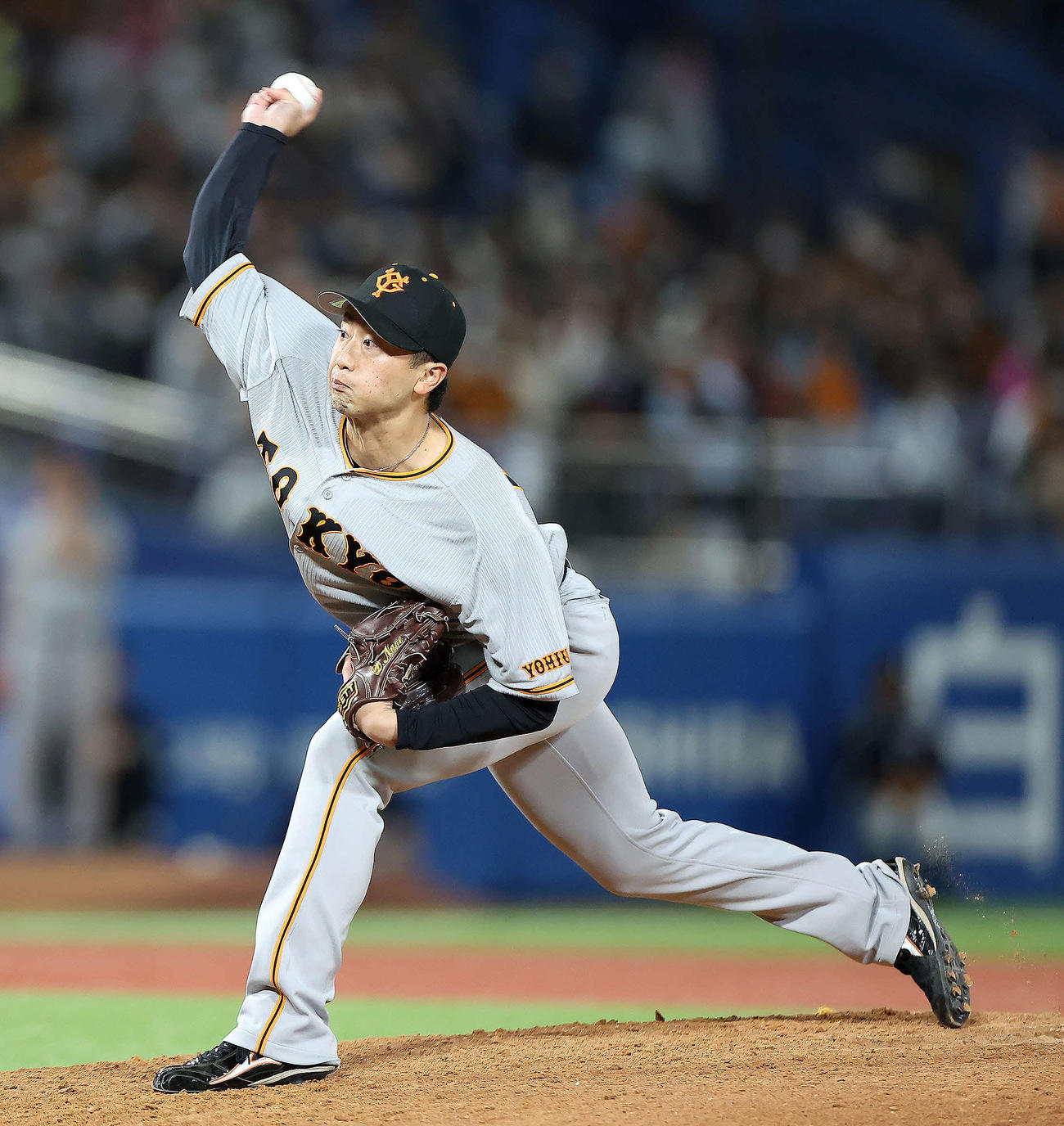 ヤクルト対巨人　7回裏、巨人2番手で登板する直江（撮影・河田真司）