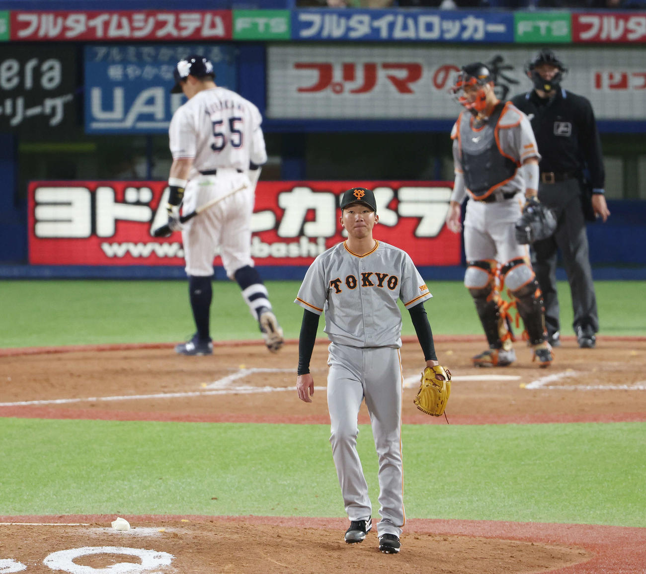 ヤクルト対巨人　8回裏ヤクルト1死、村上を空振り三振に仕留めた田中千（撮影・宮地輝）