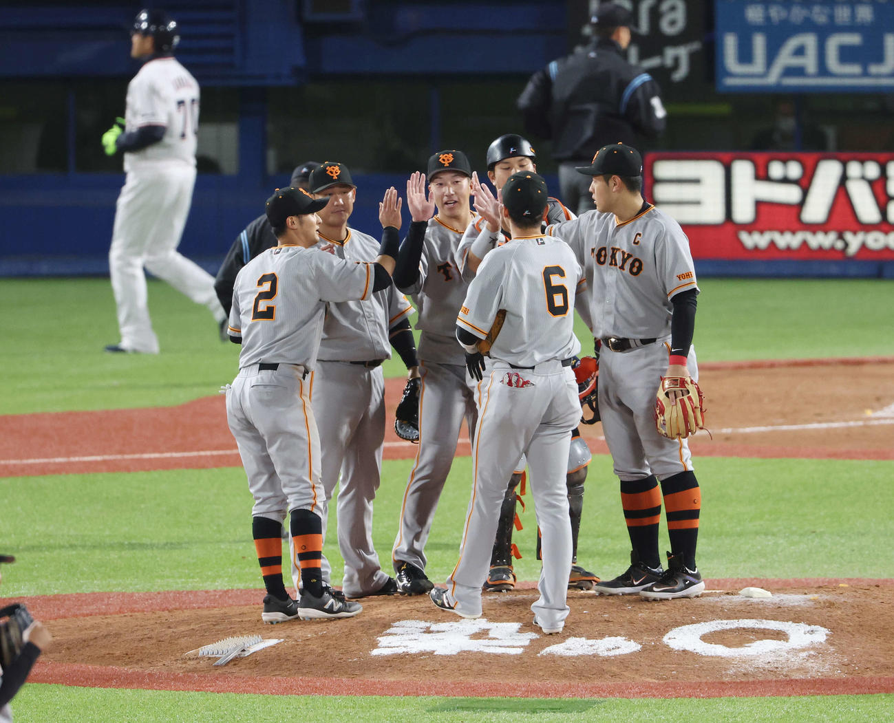 ヤクルト対巨人　ヤクルトに勝利し、タッチを交わす大勢（中央）ら巨人ナイン（撮影・宮地輝）
