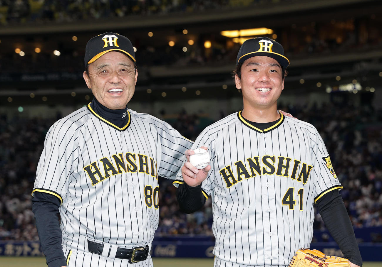 完封でプロ初勝利を挙げ、阪神岡田監督（左）の祝福を受ける村上（撮影・前田充）