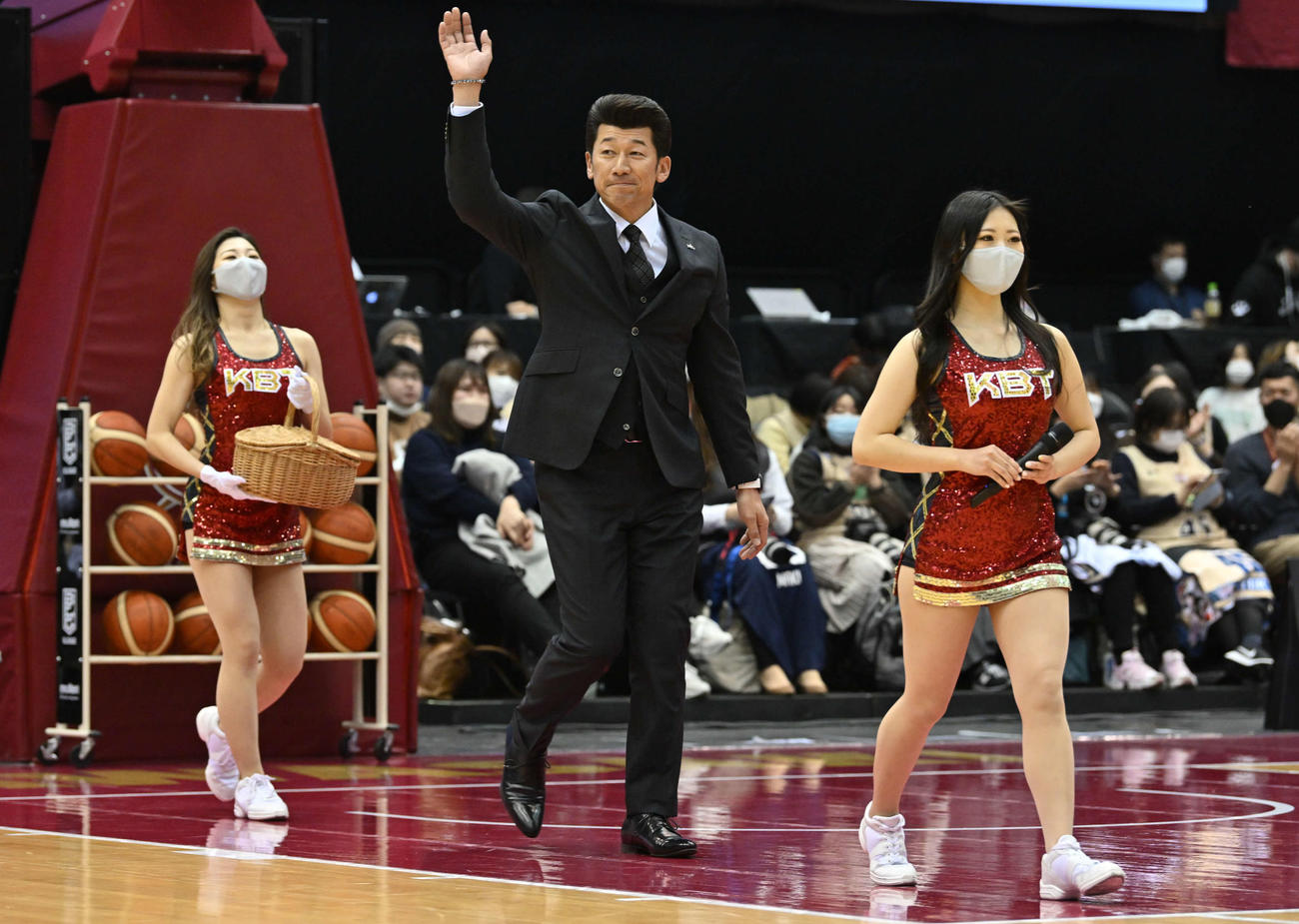 バスケットボール男子Bリーグの川崎－琉球戦を観戦に訪れたDeNA三浦監督（川崎ブレイブサンダース提供）