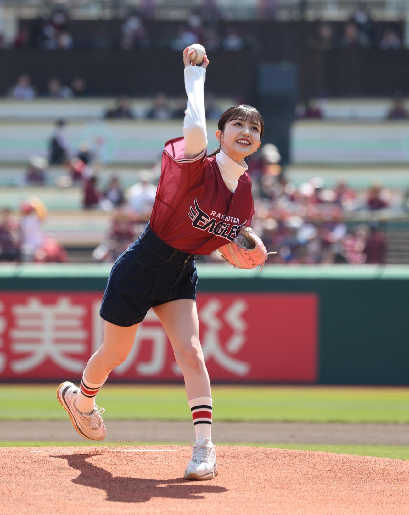 楽天対日本ハム　セレモニーピッチで投球する乃木坂46の久保史緒里（撮影・黒川智章）
