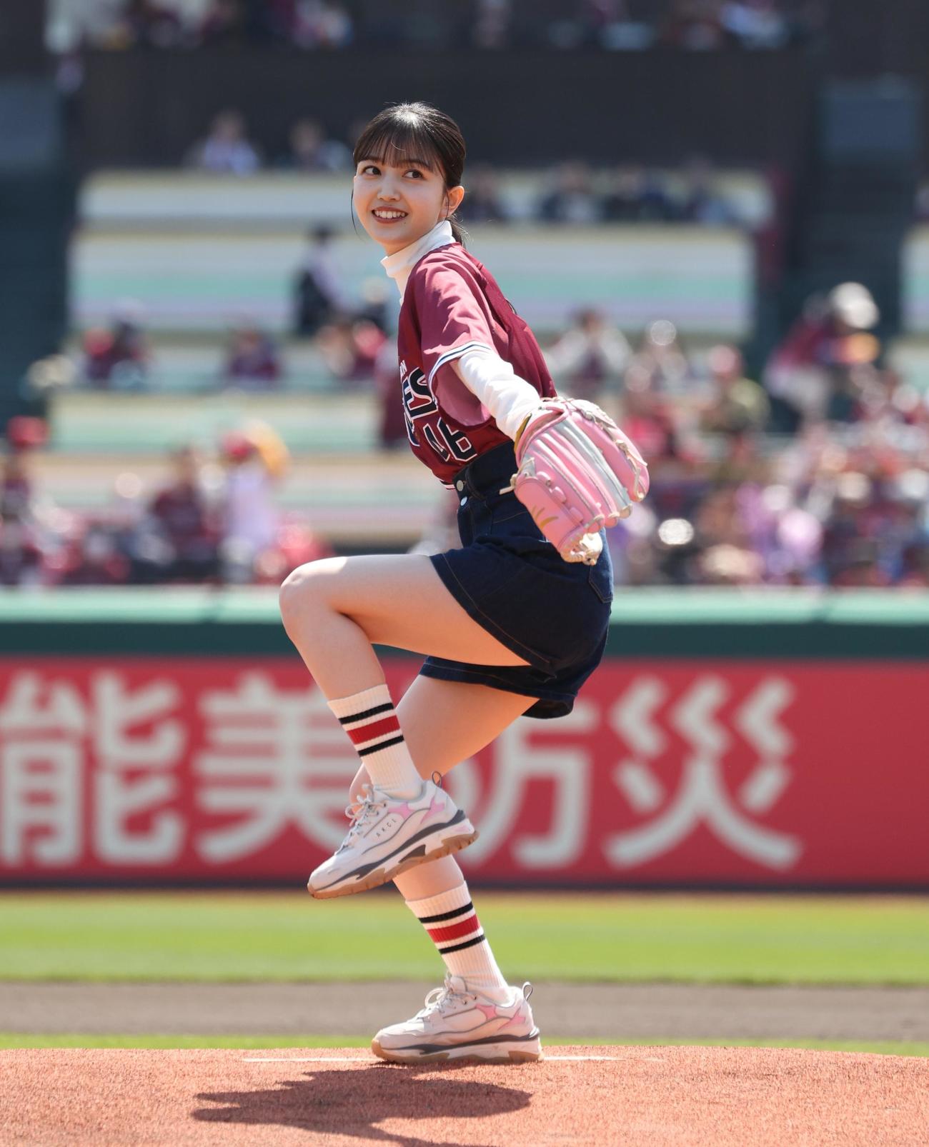 楽天対日本ハム　セレモニーピッチで投球する乃木坂46の久保史緒里（撮影・黒川智章）