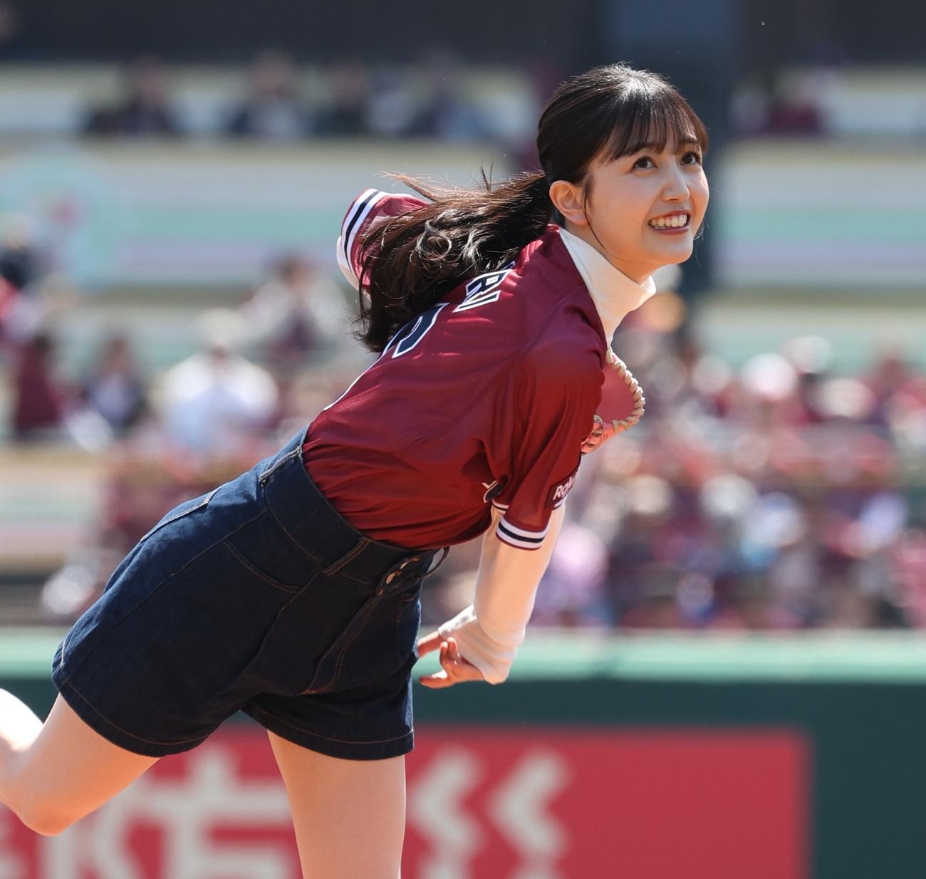 楽天対日本ハム　セレモニーピッチで投球する乃木坂46の久保史緒里（撮影・黒川智章）