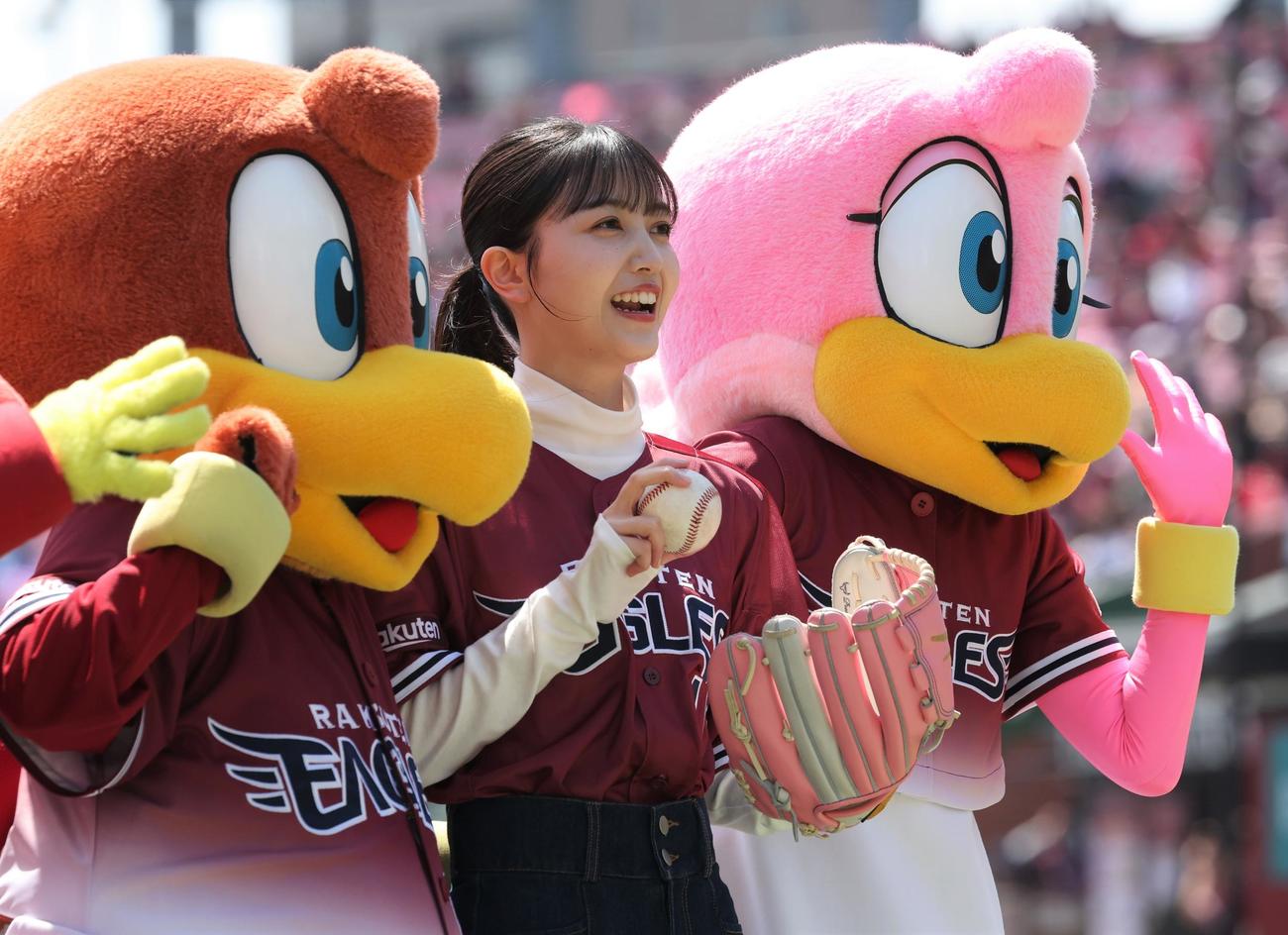 楽天対日本ハム　セレモニーピッチを務め記念撮影する乃木坂46の久保史緒里（撮影・黒川智章）