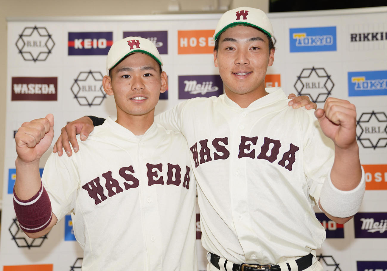 早大対立大　試合後、記念撮影をする早大・小沢（左）と吉納（撮影・狩俣裕三）