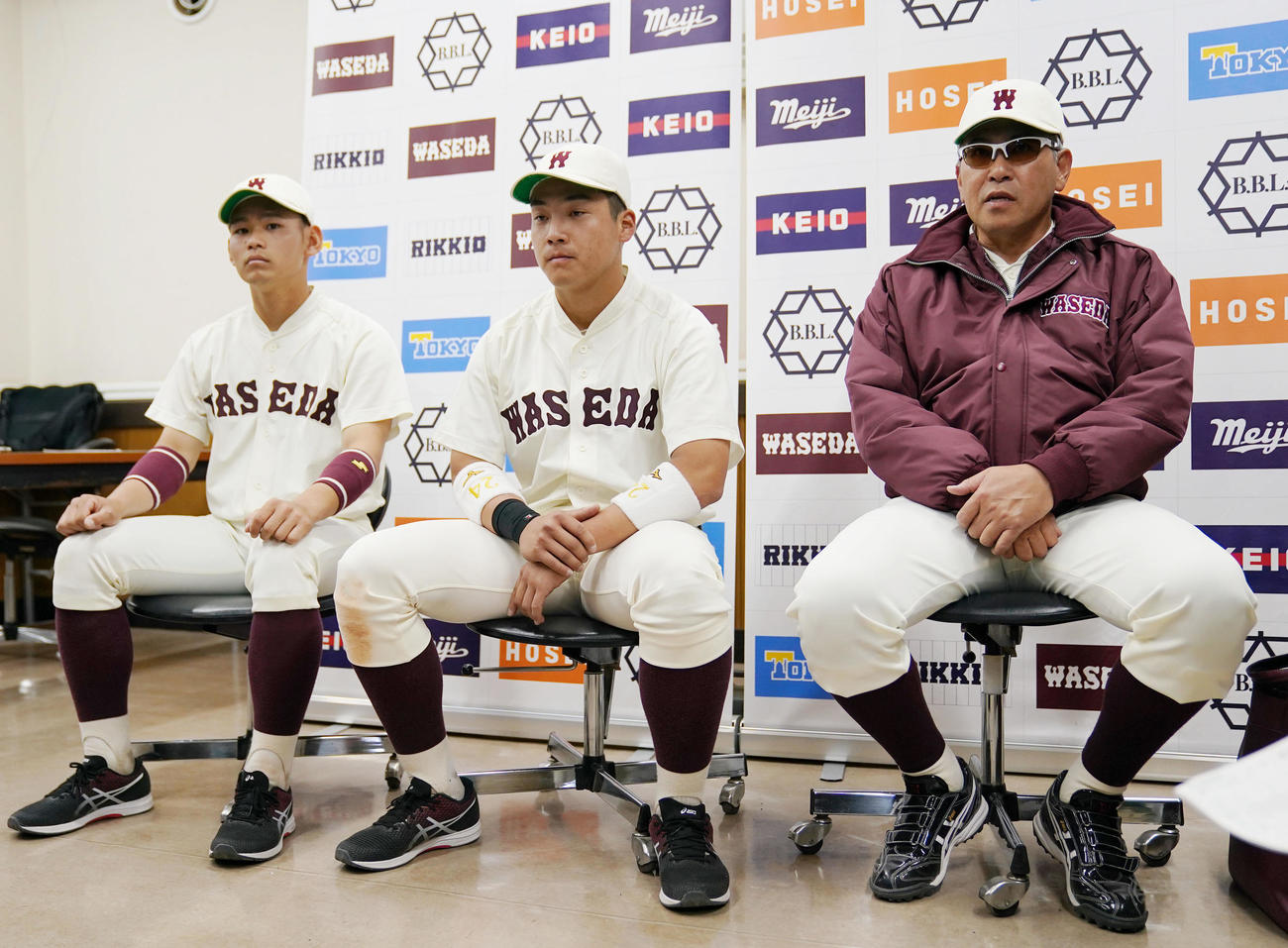 早大対立大　試合後、会見で話をする早大・小宮山監督（右）。左は小沢、中央は吉納（撮影・狩俣裕三）