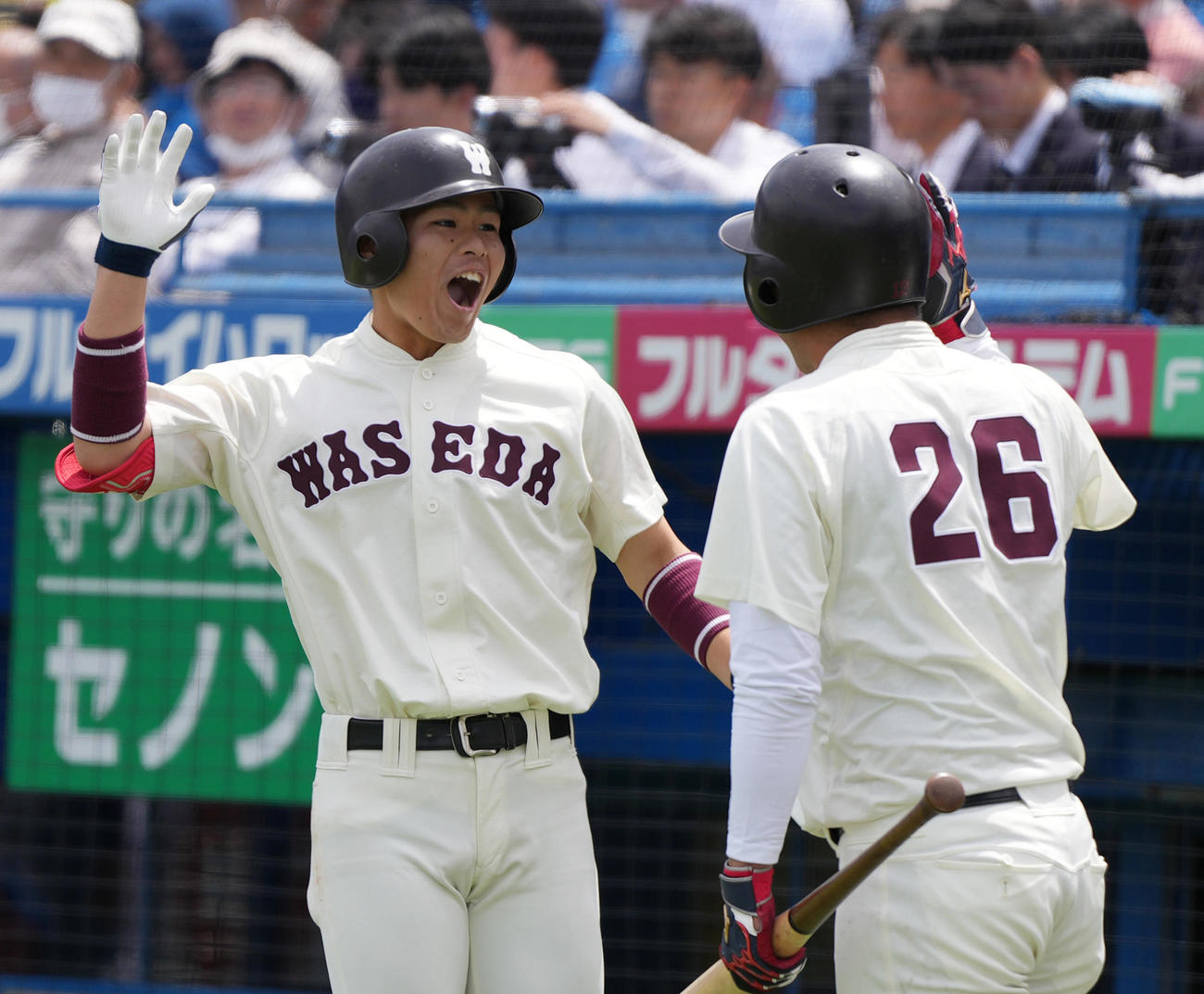 早大対立大　6回表早大1死二塁、2点本塁打を放ち、早大・篠原（右）と喜び会う小沢（撮影・狩俣裕三）