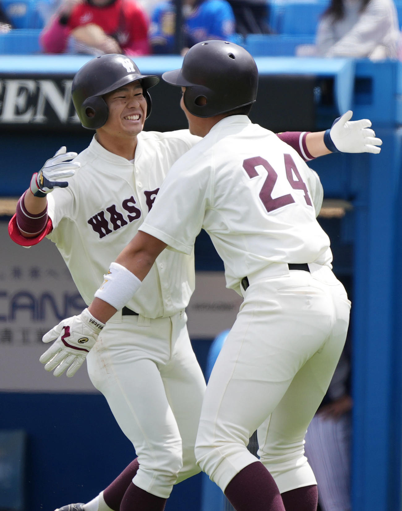 早大対立大　6回表早大1死二塁、2点本塁打を放ち、早大・吉納（右）と抱き合い喜ぶ小沢（撮影・狩俣裕三）