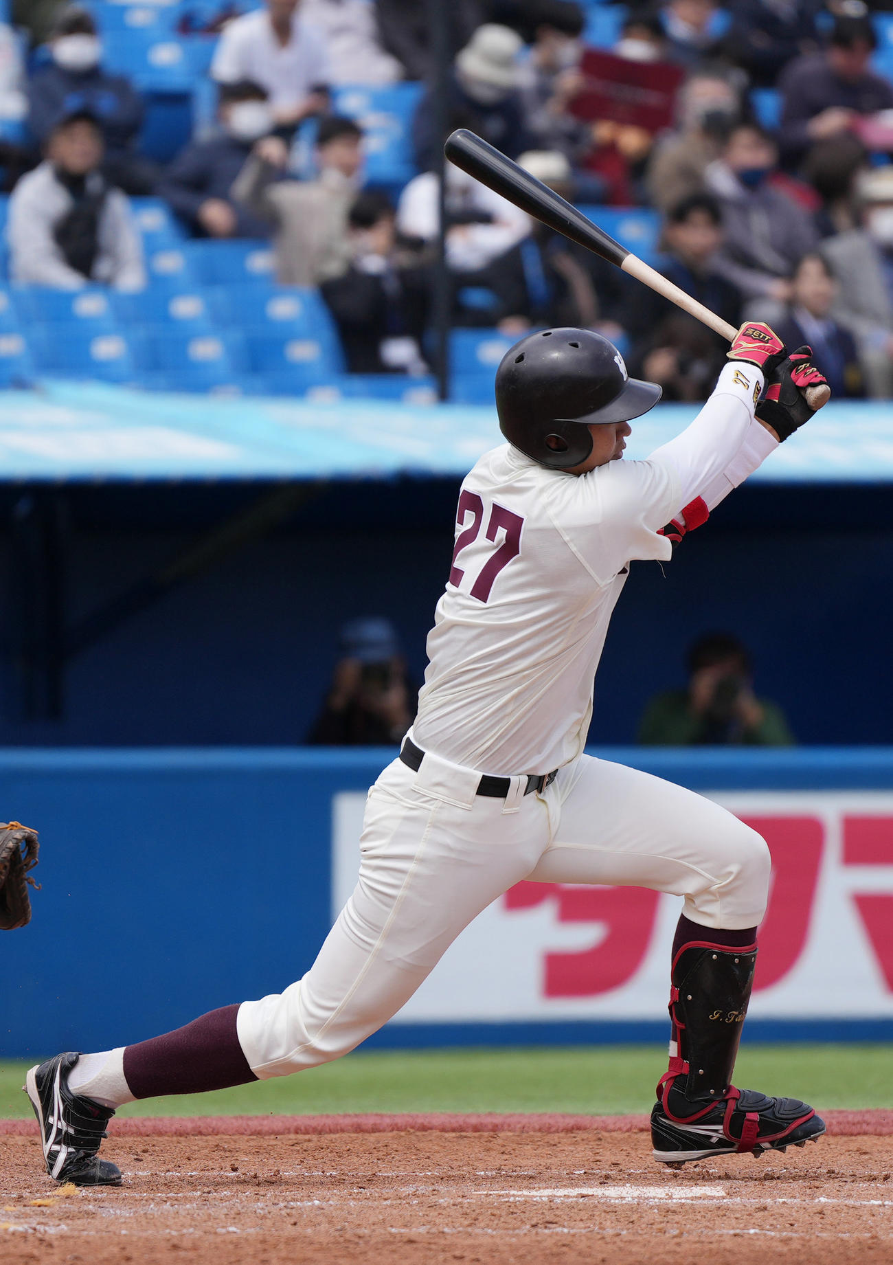 早大対立大　3回表早大1死一、二塁、適時打を放つ早大・印出（撮影・狩俣裕三）
