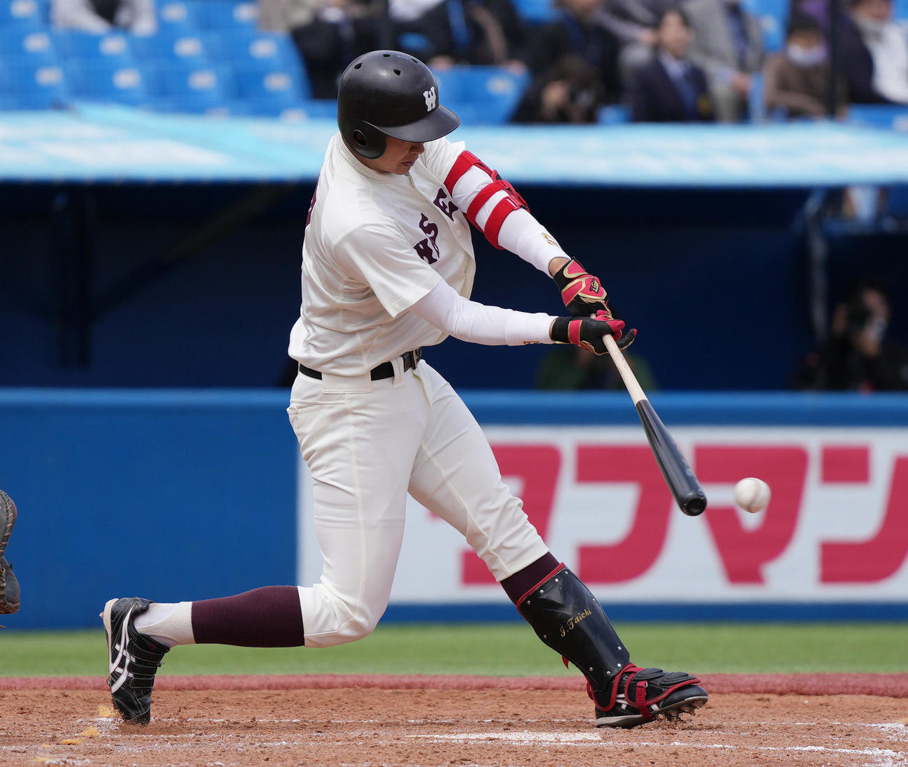 早大対立大　3回表早大1死一、二塁、適時打を放つ早大・印出（撮影・狩俣裕三）