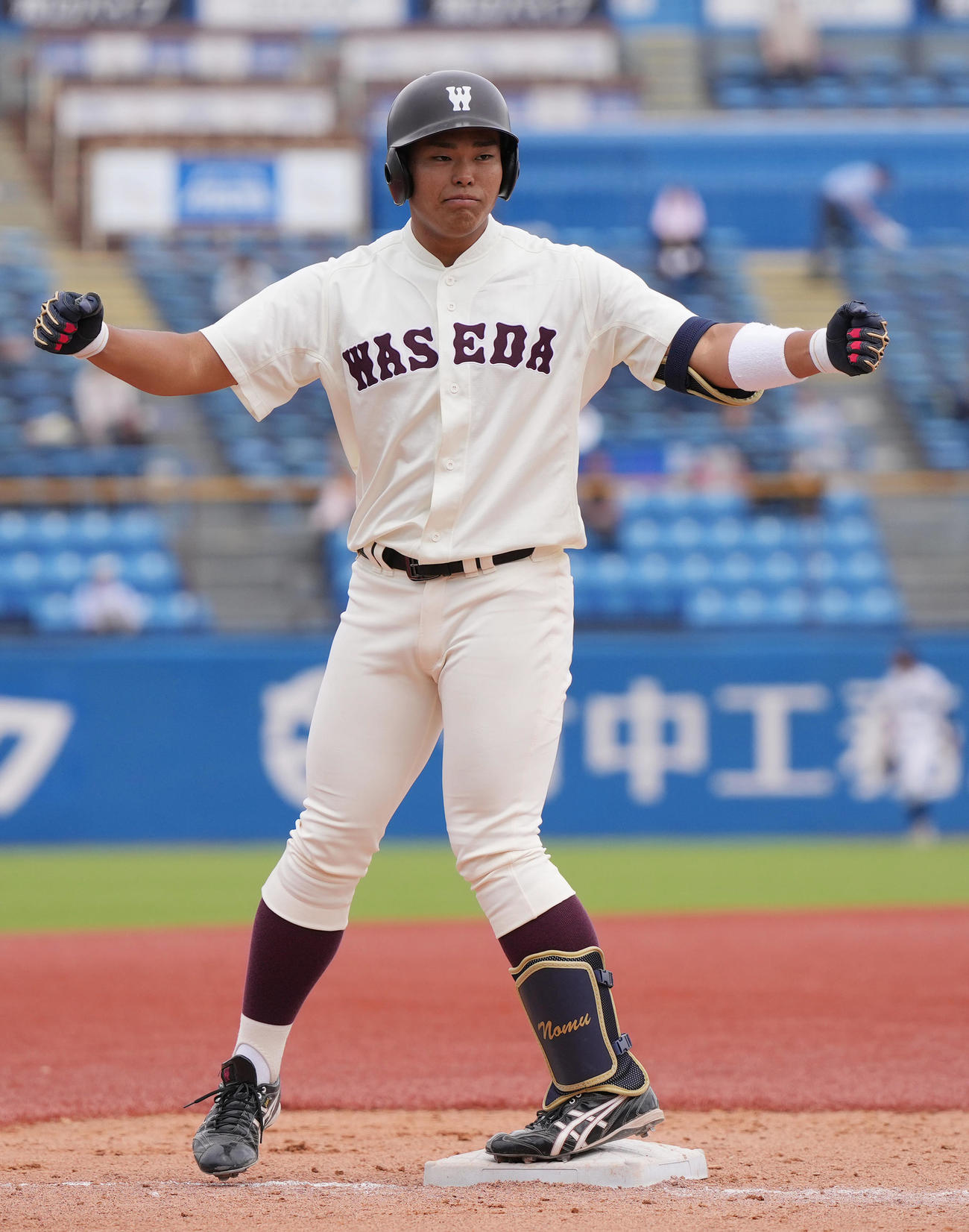 早大対立大　9回表早大2死二、三塁、2点適時三塁打を放ち、仁王立ちする早大・野村（撮影・狩俣裕三）