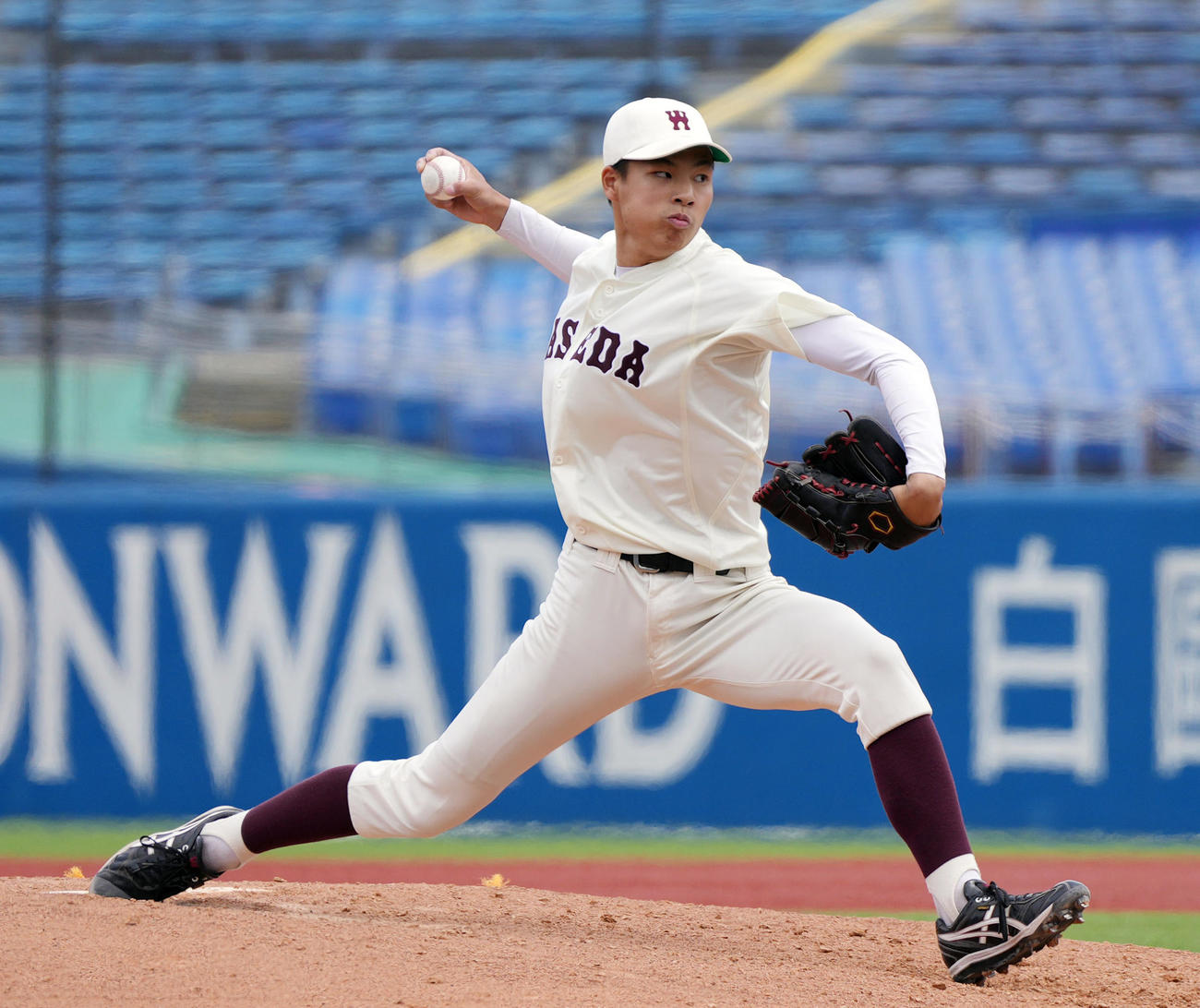 早大対立大　6回裏から登板する早大・田和（撮影・狩俣裕三）
