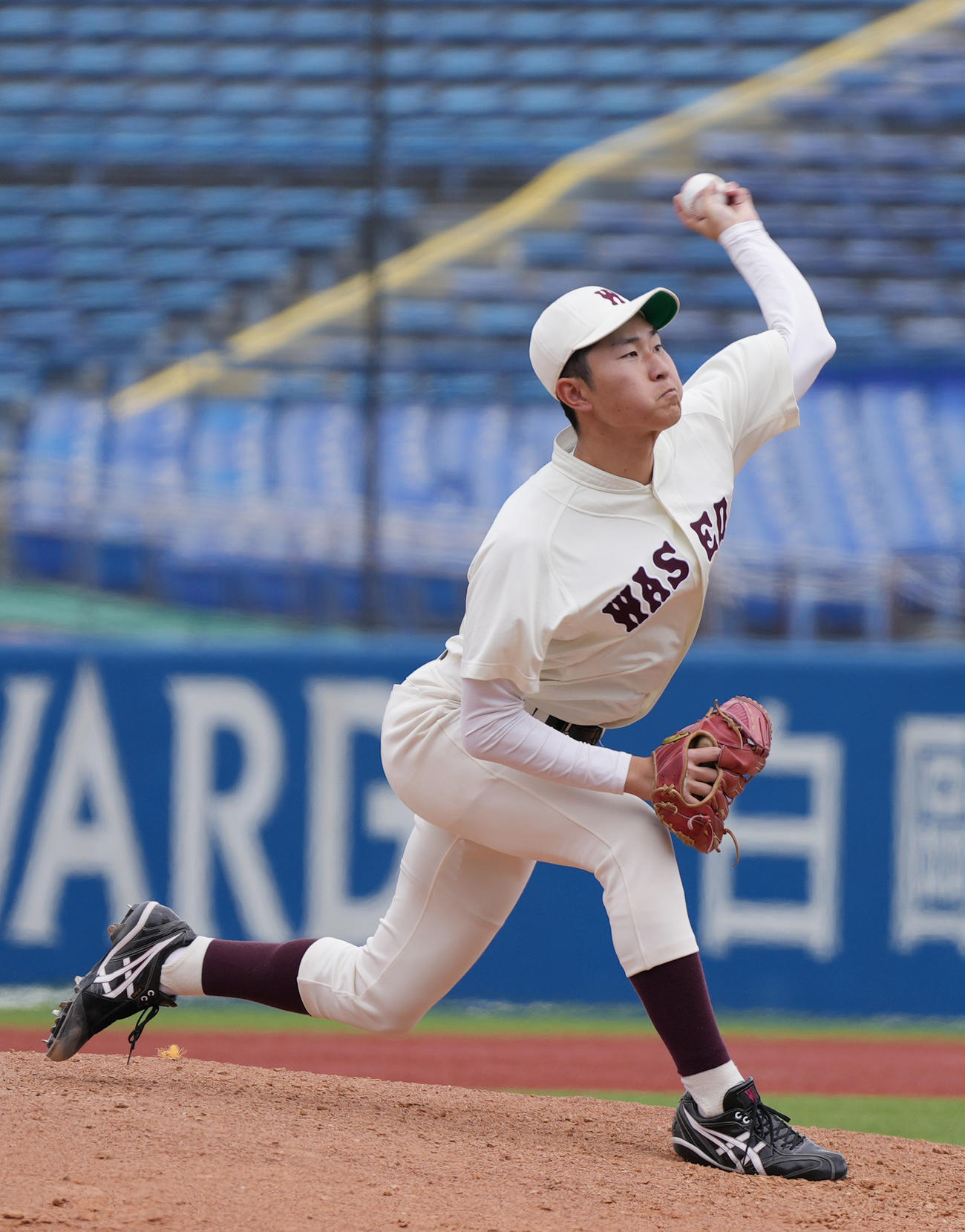 早大対立大　8回裏から登板する早大・斎藤正（撮影・狩俣裕三）