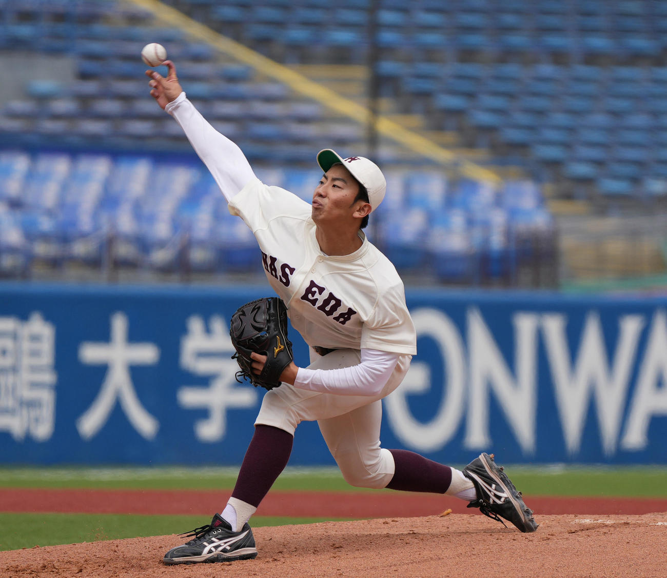早大対立大　2回裏から登板する早大・中森（撮影・狩俣裕三）