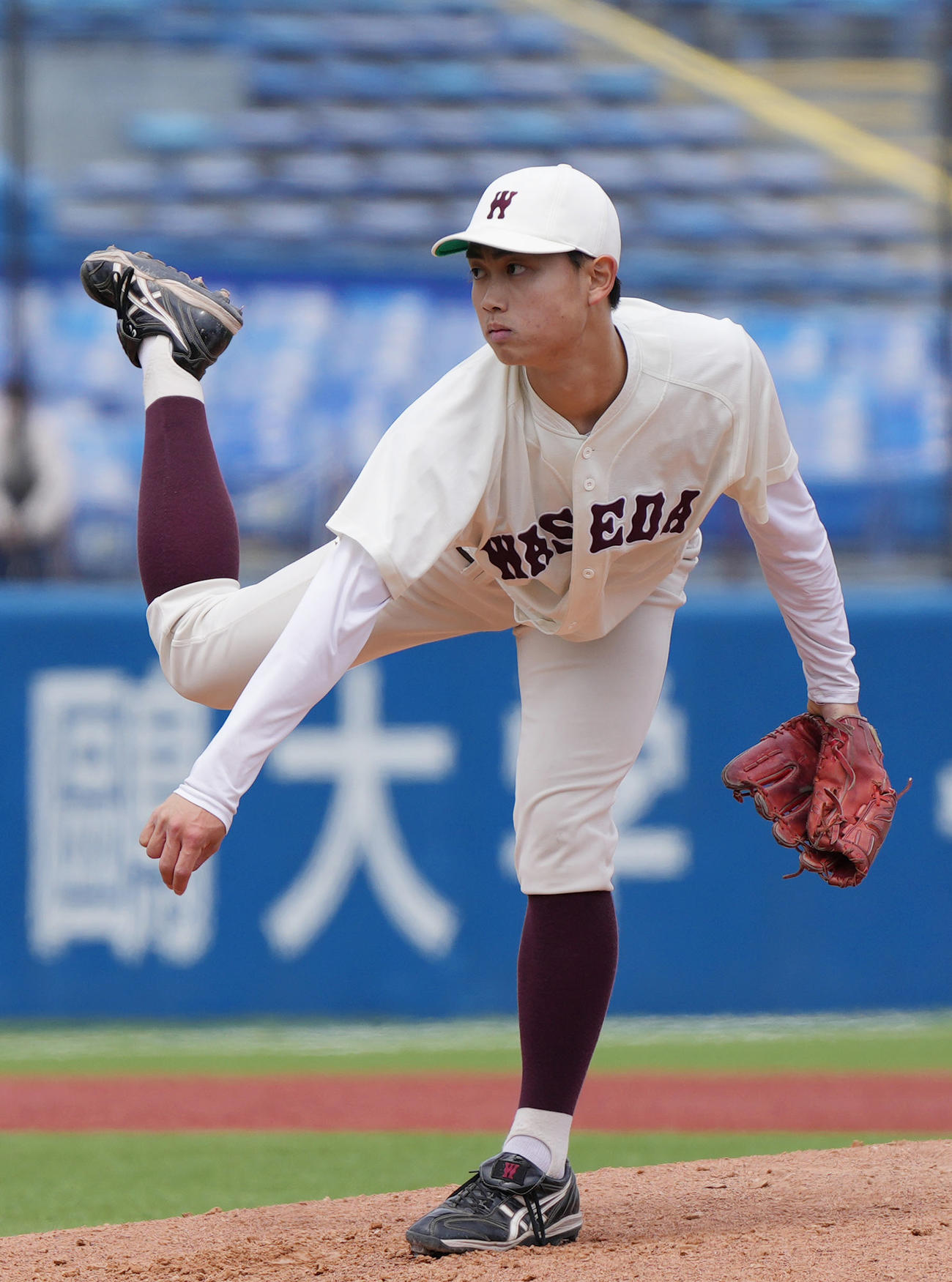 早大対立大　4回裏から登板する早大・鹿田（撮影・狩俣裕三）