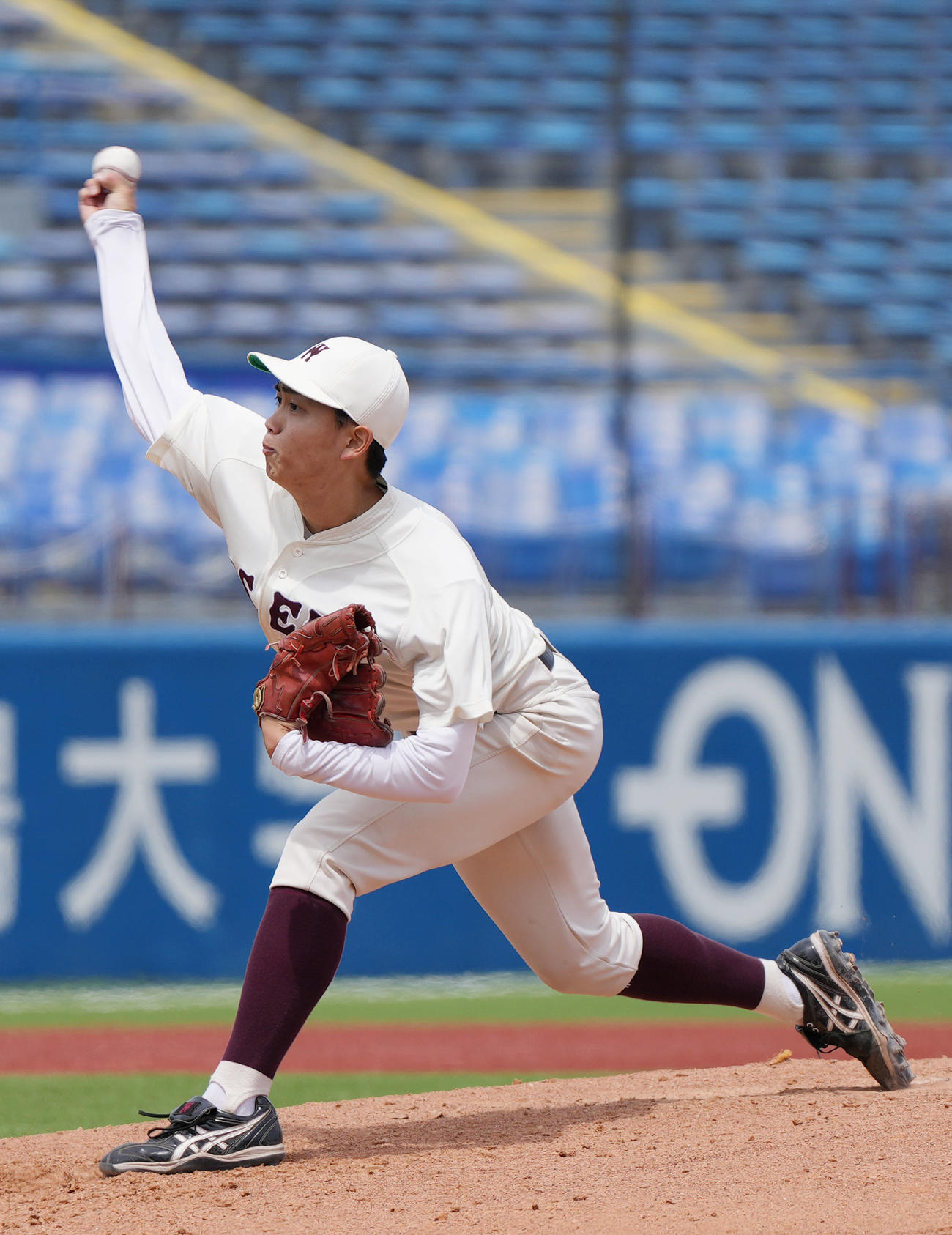 早大対立大　4回裏から登板する早大・鹿田（撮影・狩俣裕三）