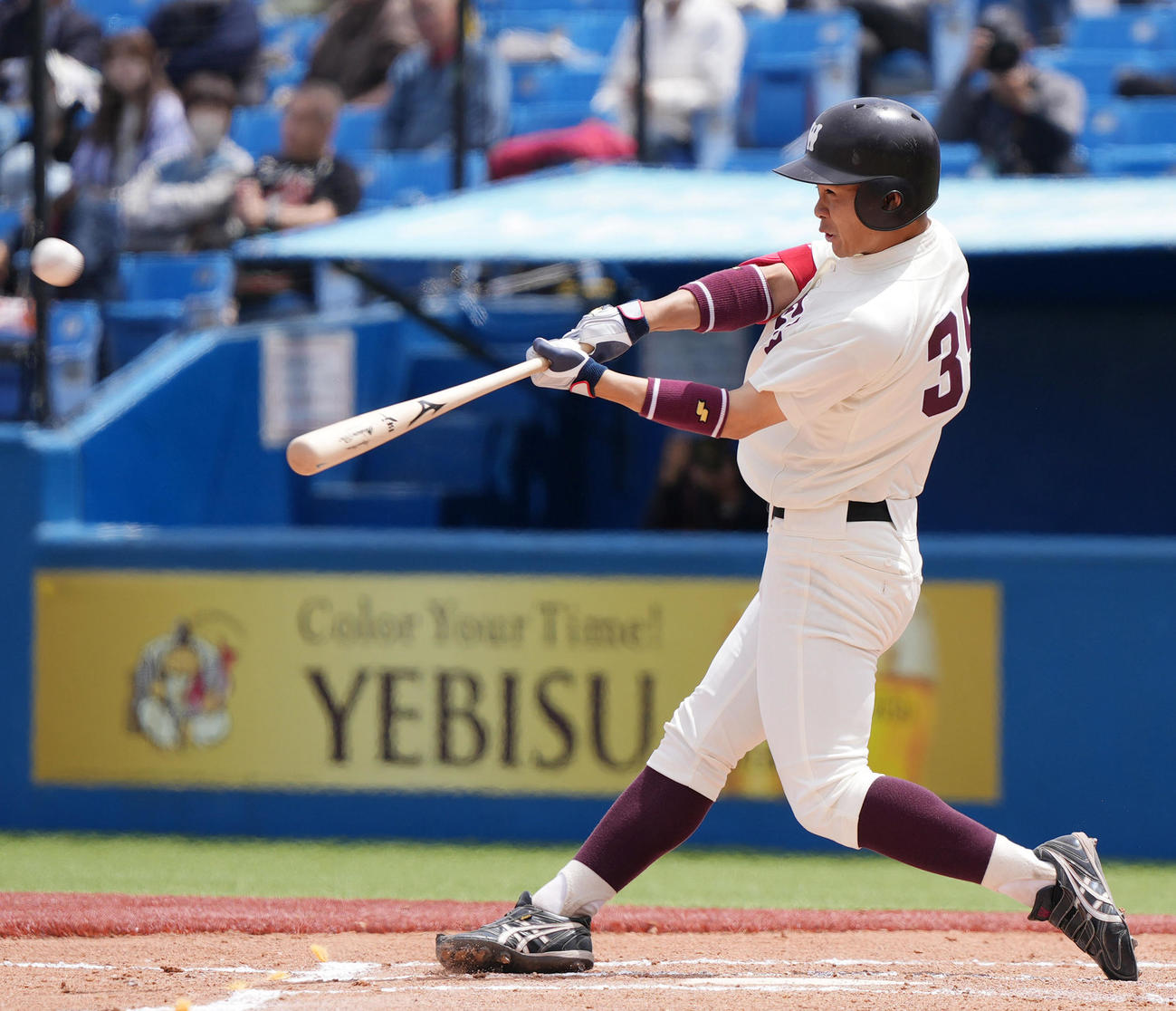 早大対立大　6回表早大1死二塁、2点本塁打を放つ早大・小沢（撮影・狩俣裕三）