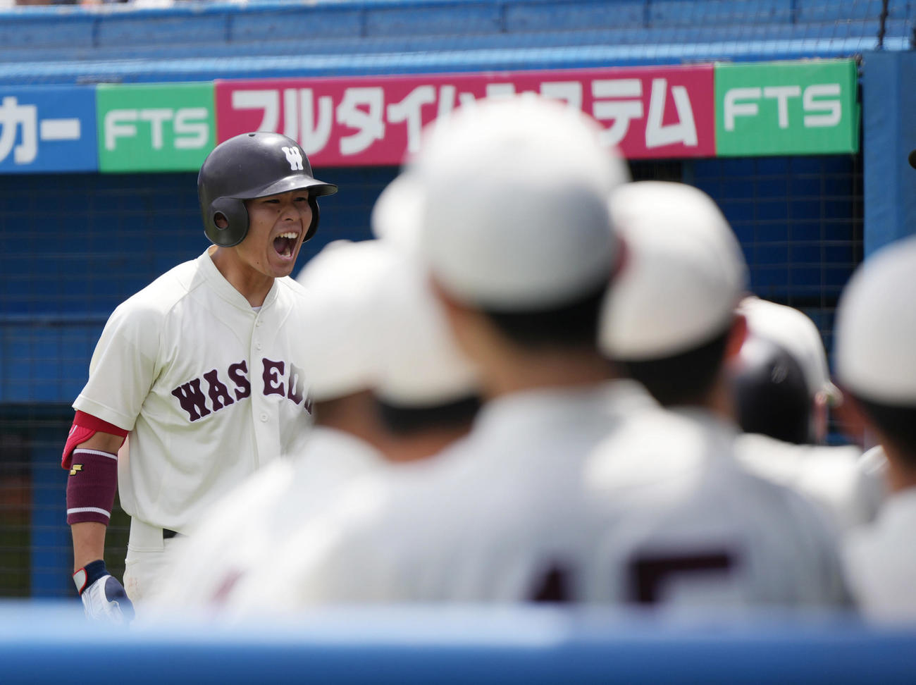 早大対立大　6回表早大1死二塁、2点本塁打を放ち、ベンチのチームメートに向かってほえる早大・小沢（左）（撮影・狩俣裕三）