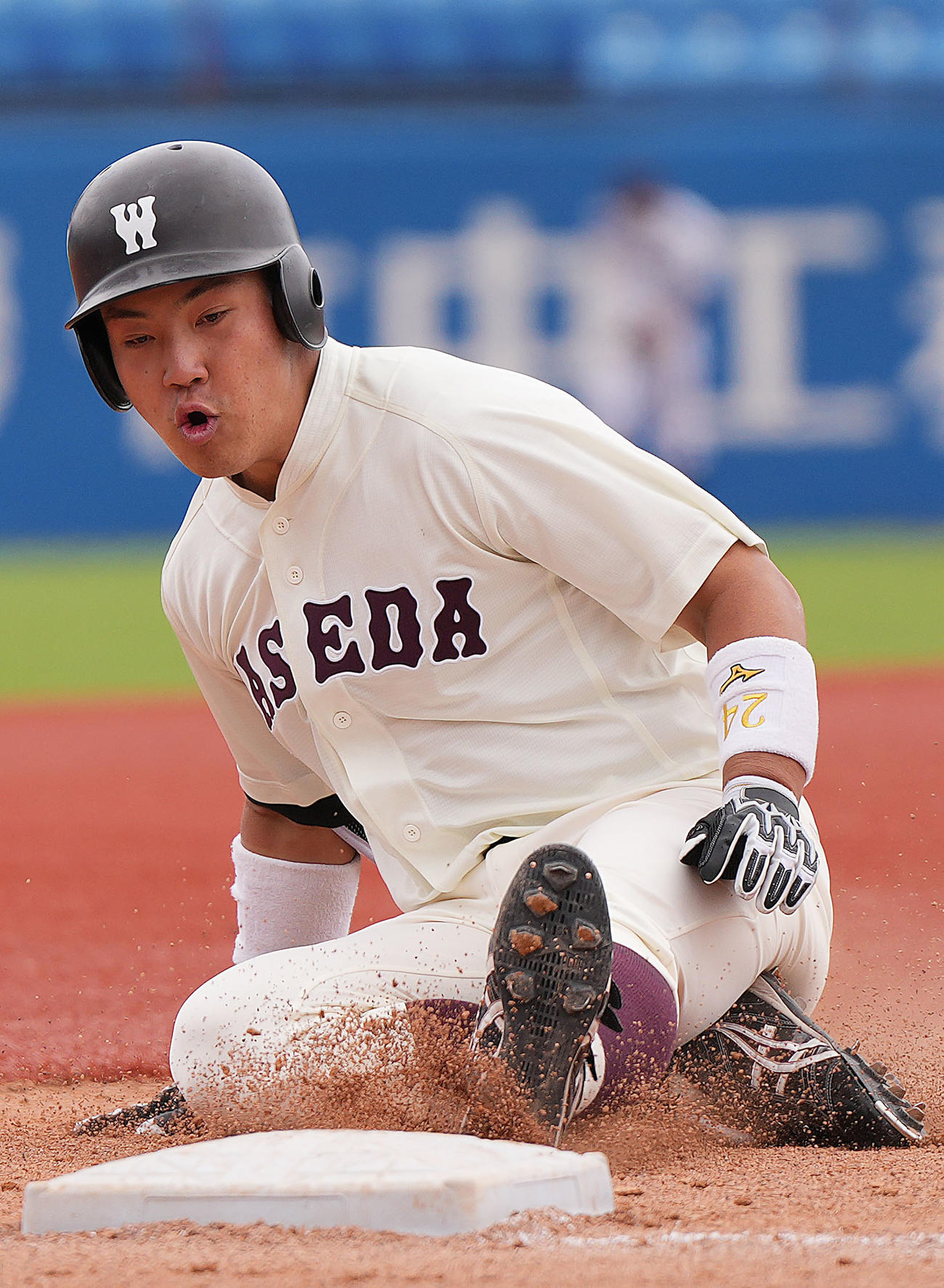 早大対立大　7回表早大2死一、二塁、2点適時三塁打を放ち、三塁へ滑り込む早大・吉納（撮影・狩俣裕三）