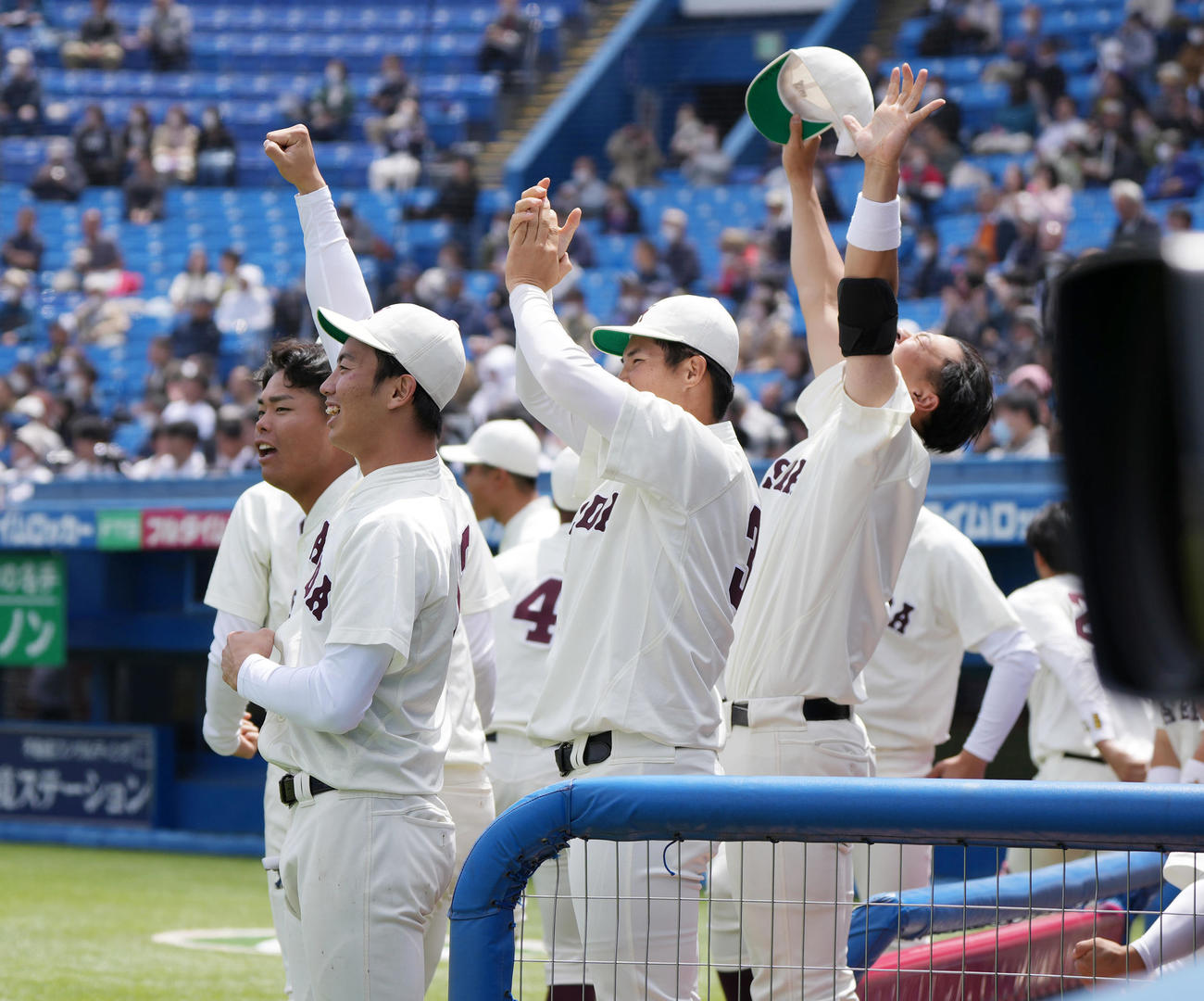 早大対立大　6回表早大1死二塁、早大・小沢が2点本塁打を放ち、喜ぶチームメート（撮影・狩俣裕三）