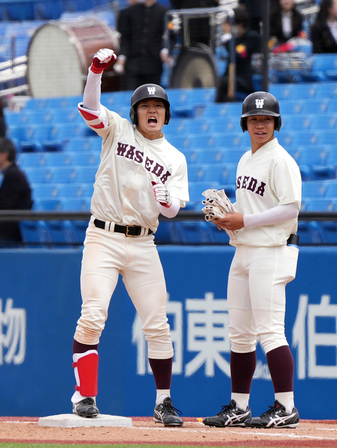早大対立大　9回表早大1死二塁、適時打を放つ早大・熊田（左）（撮影・狩俣裕三）