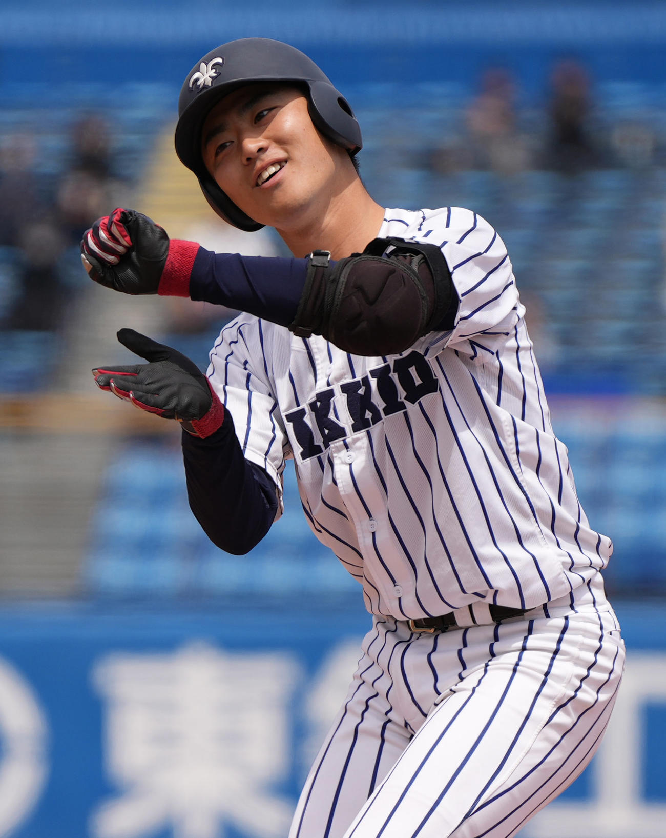 早大対立大　4回裏立大2死一塁、右前打を放ち、ポーズを決める立大・沖（撮影・狩俣裕三）