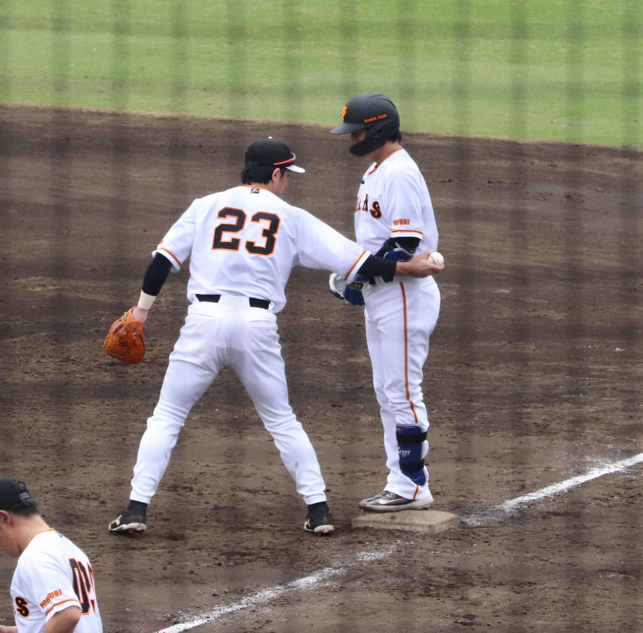 ジャイアンツ球場のシート打撃で安打を放った巨人小林のポケットに記念球をねじ込む松田（撮影・小早川宗一郎）