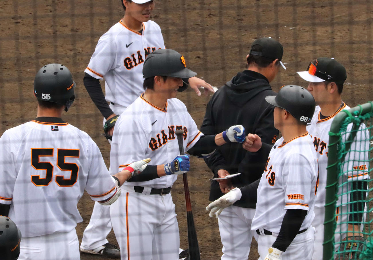 ジャイアンツ球場のシート打撃で安打を放った巨人小林（撮影・小早川宗一郎）