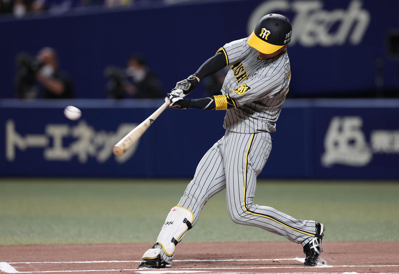 中日対阪神　1回表阪神無死、先頭打者本塁打を放つ近本（撮影・前田充）