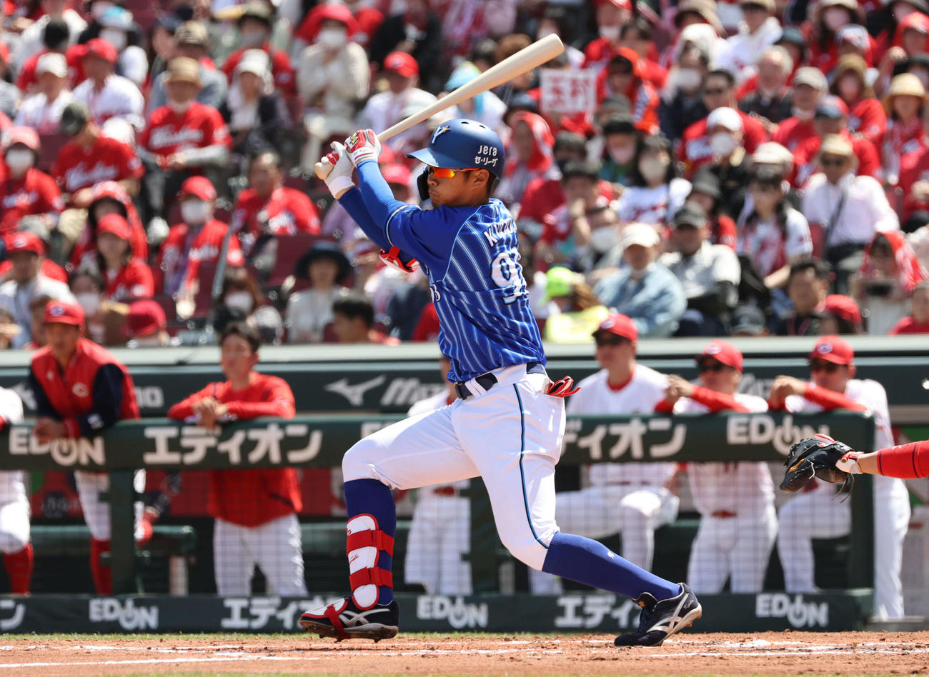 広島対DeNA 2回表DeNA2死二、三塁、京田は先制2点適時打を放つ（撮影・加藤孝規）