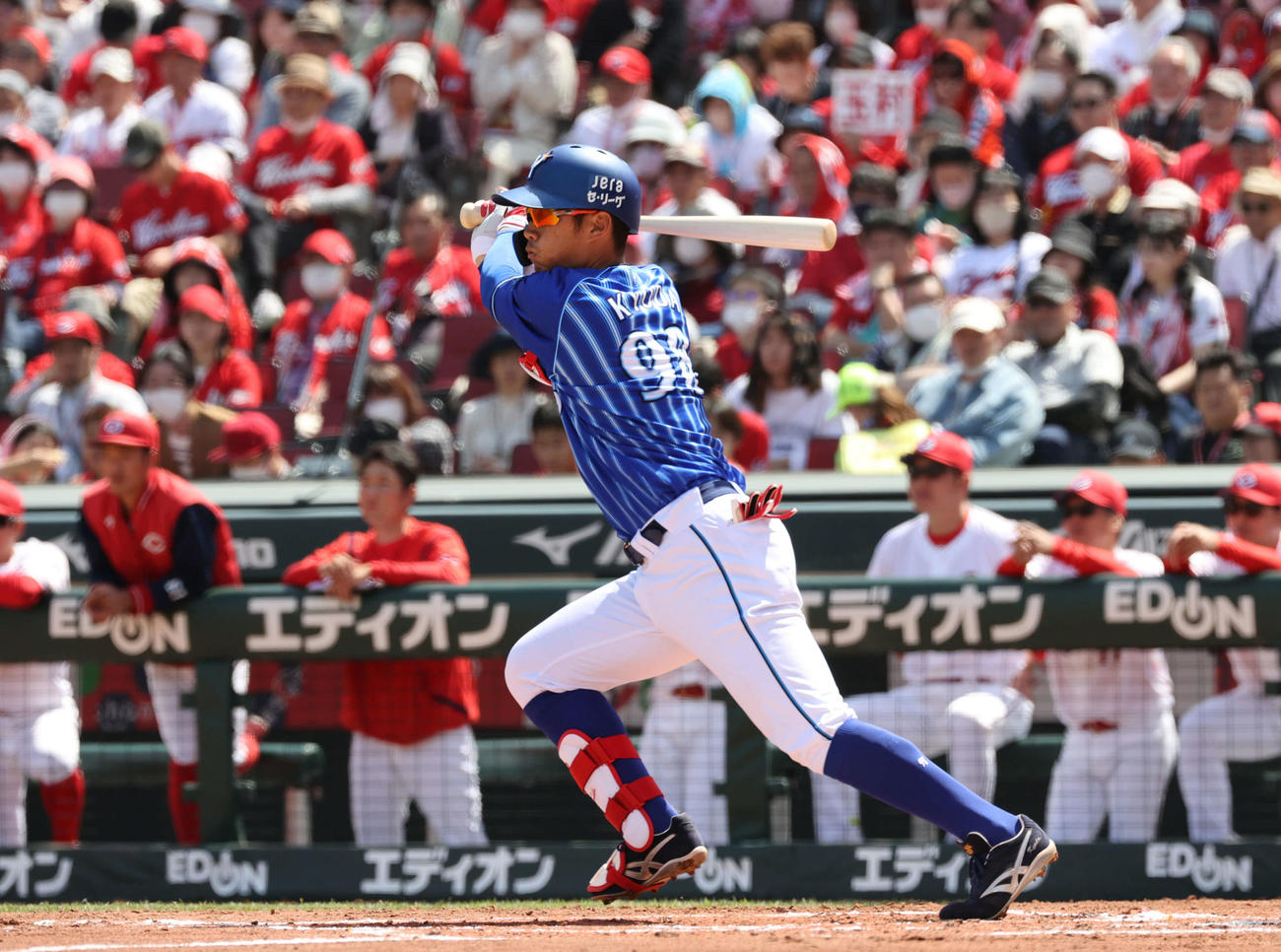 広島対DeNA 2回表DeNA2死二、三塁、京田は先制2点適時打を放つ（撮影・加藤孝規）