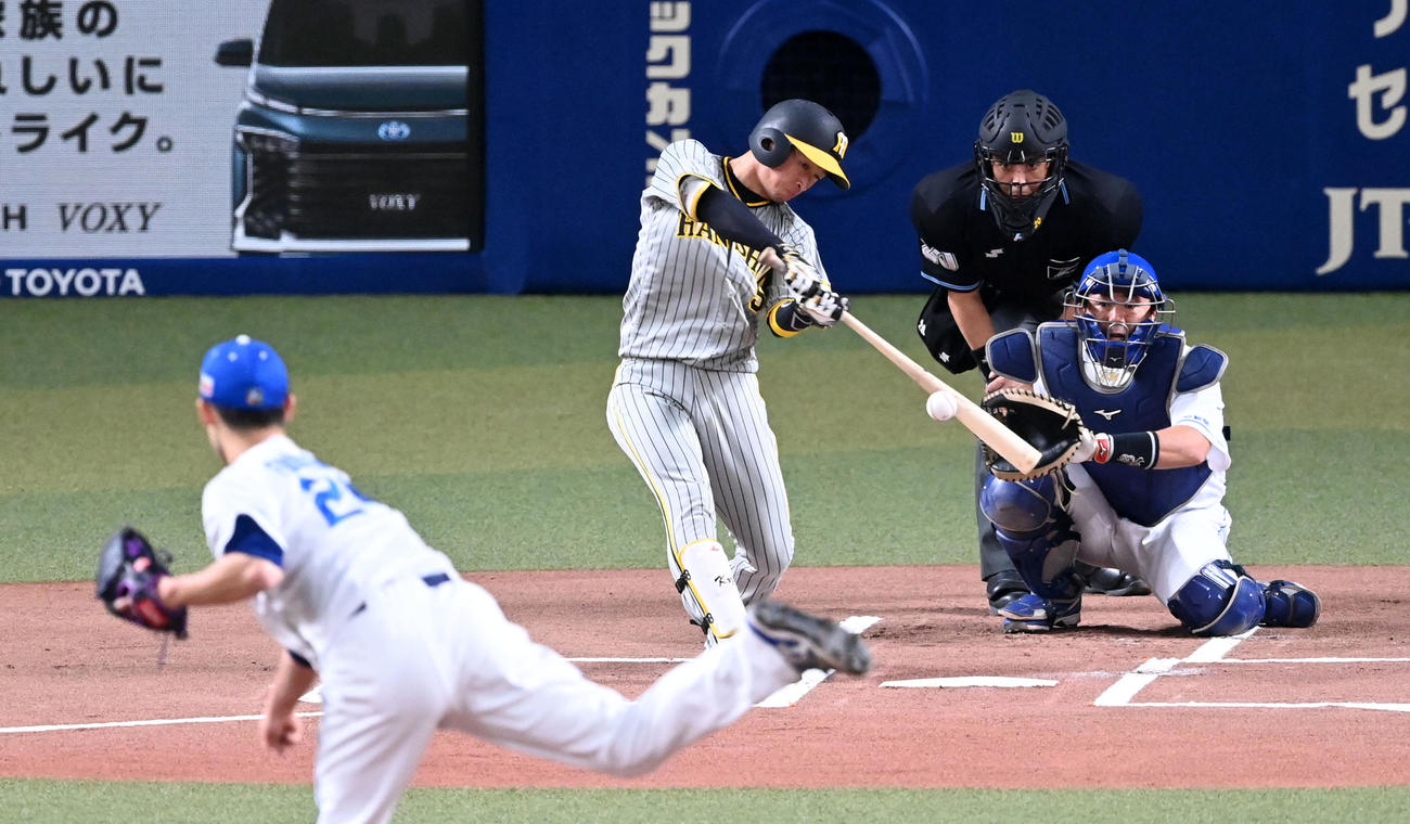 中日対阪神　1回表阪神1死、近本は右越え先頭打者本塁打を放つ。投手福谷（撮影・前岡正明）