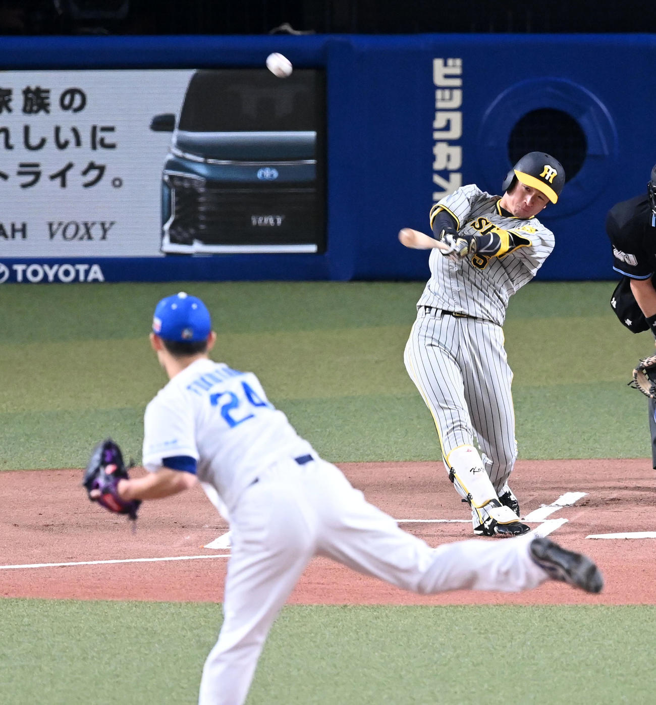 中日対阪神　1回表阪神1死、近本は右越え先頭打者本塁打を放つ。投手福谷（撮影・前岡正明）
