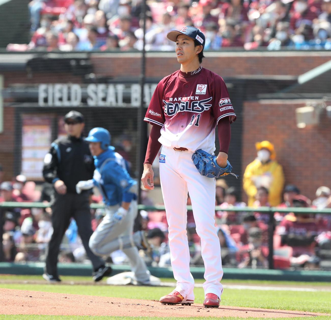 楽天対日本ハム　1回表日本ハム無死、松本剛に左越え本塁打を浴びる岸（撮影・黒川智章）