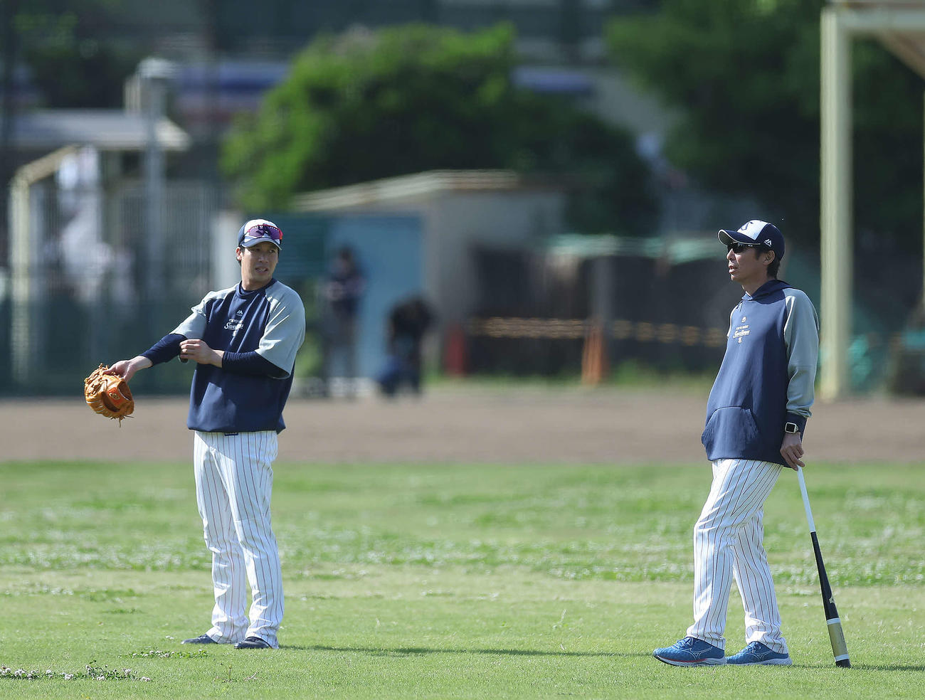 ヤクルト対巨人　試合前、言葉を交わすヤクルト山田（左）と高津監督（撮影・河田真司）