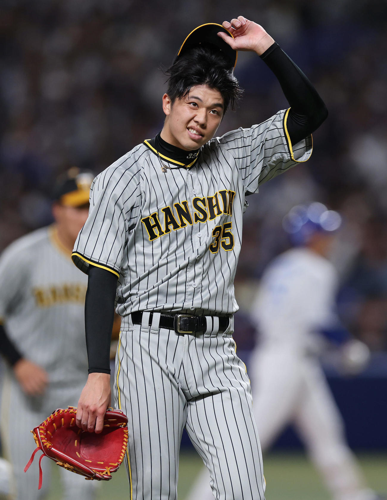 中日対阪神　5回裏を投げ終え、悔しそうな表情を見せながらベンチへ戻る阪神才木（撮影・前田充）