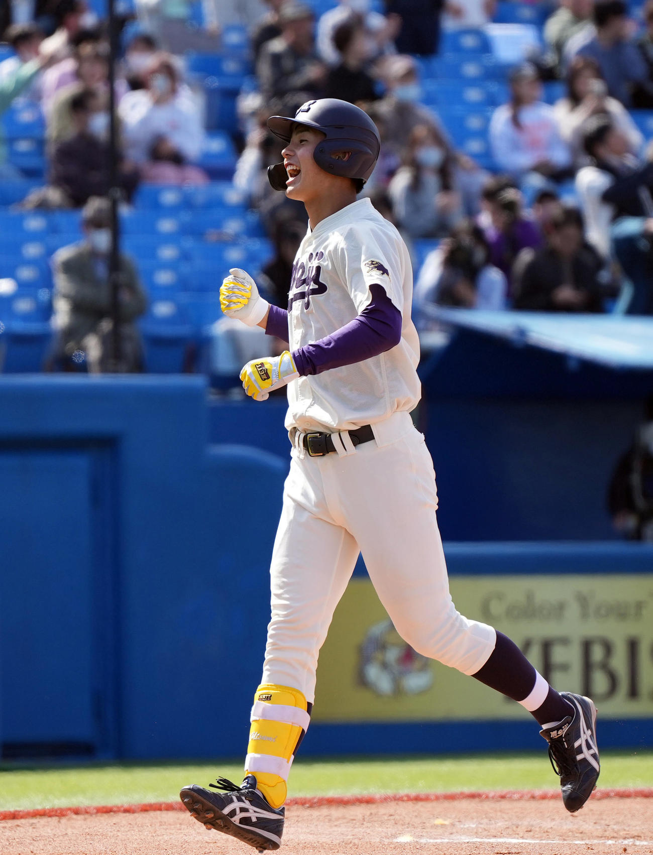 明大対慶大　6回表明大1死三塁、2点本塁打を放つ明大・内海（撮影・狩俣裕三）
