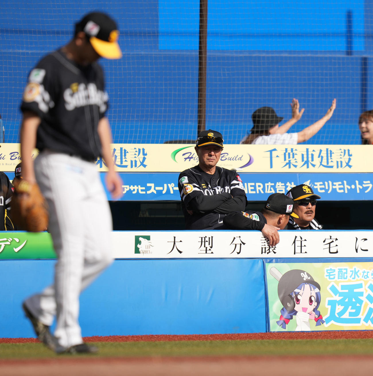 ロッテ対ソフトバンク　4回裏ロッテ2死二、三塁、平沢に右前適時打を浴び、うつむく大関（手前）と遠くを見る藤本監督（右）（撮影・鈴木みどり）