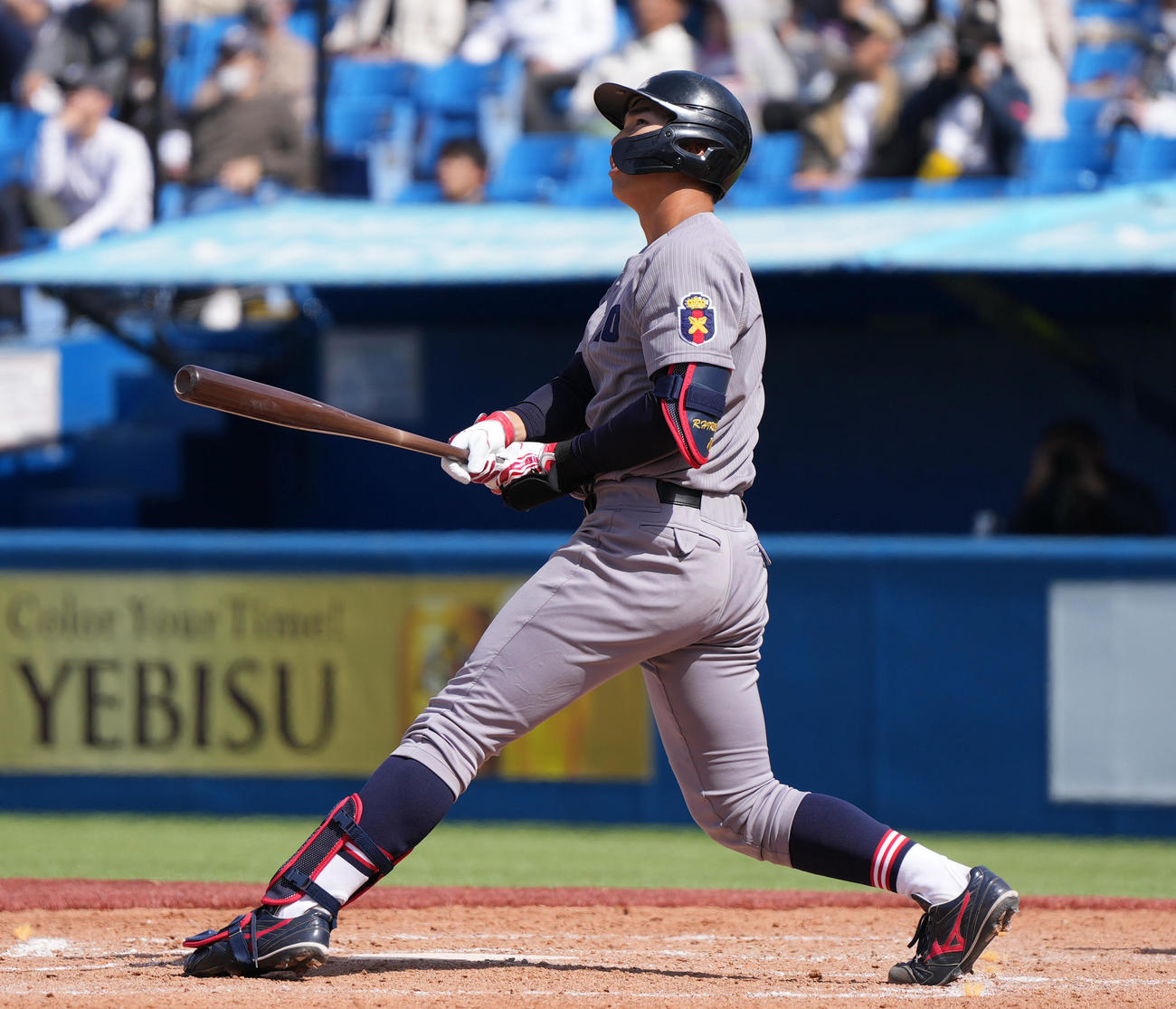 明大対慶大　4回裏慶大1死、先制ソロ本塁打を放つ慶大・広瀬（撮影・狩俣裕三）
