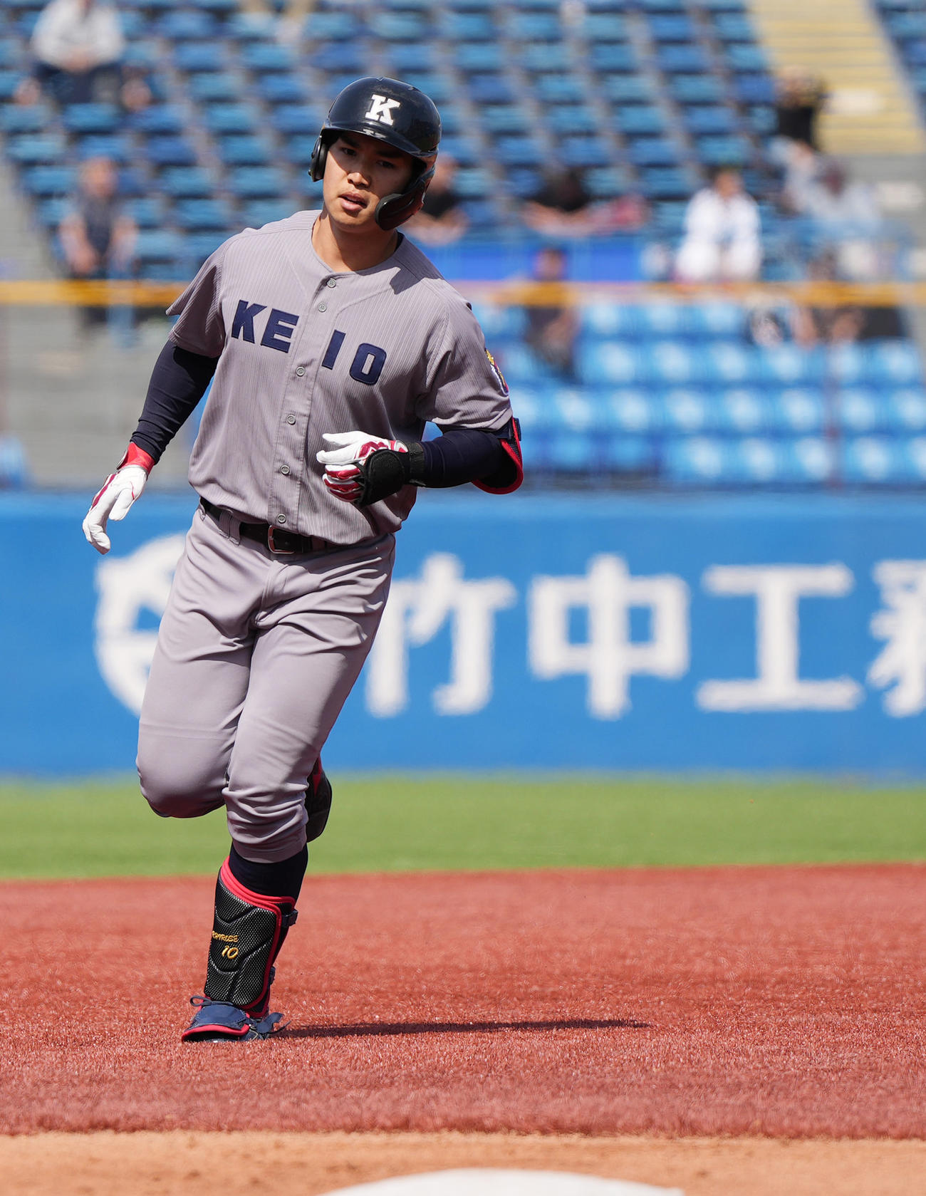 明大対慶大　4回裏慶大1死、先制ソロ本塁打を放ち、ダイヤモンドを回る慶大・広瀬（撮影・狩俣裕三）